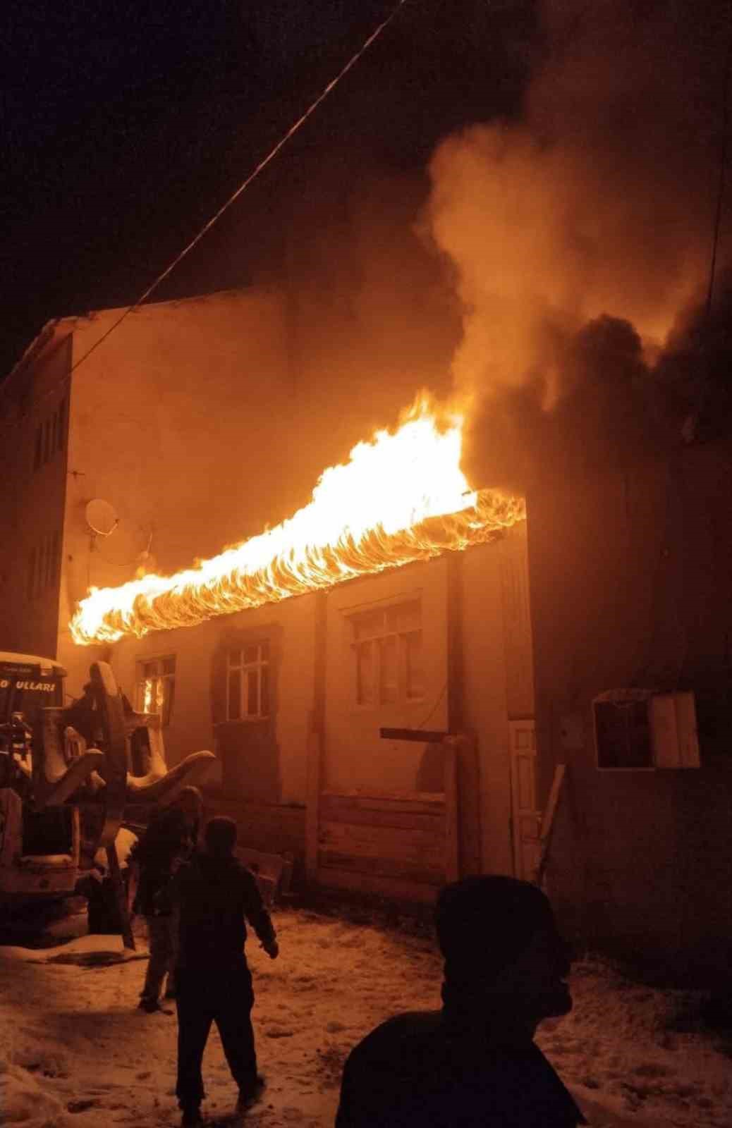 Sivas’ta gece çıkan yangında iki katlı ev kullanılamaz hale geldi