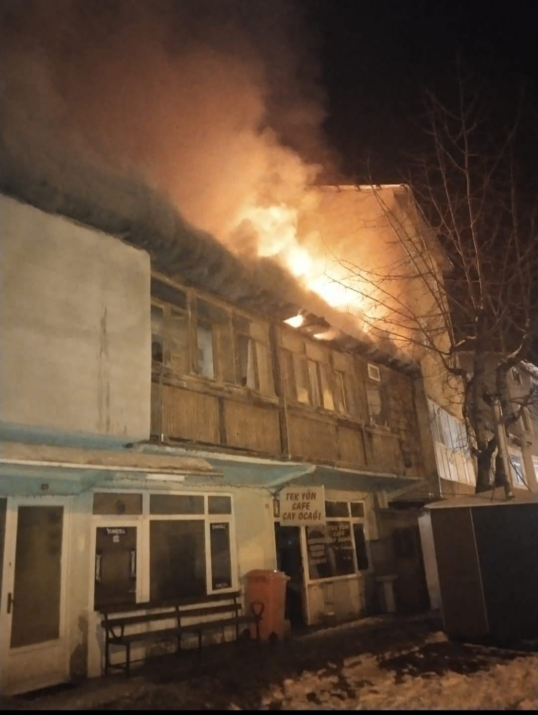 Sivas&rsquo;ta gece &ccedil;ıkan yangında iki katlı ev kullanılamaz hale geldi
