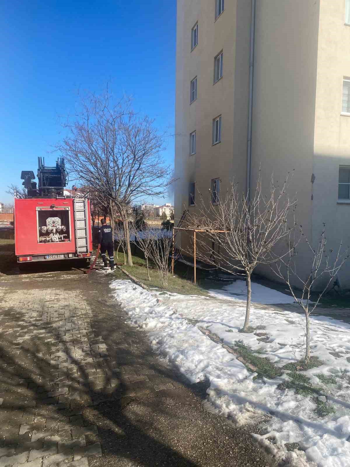 Keşan&rsquo;da elektrikli ısıtıcıdan &ccedil;ıkan yangın s&ouml;nd&uuml;r&uuml;ld&uuml;
