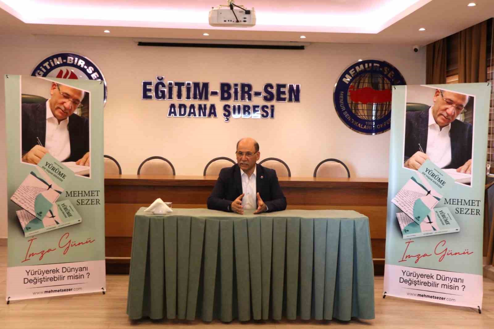 Eğitim-Bir-Sen Adana Şubesi eski başkanı yazdığı kitabını sendika binasında imza günü etkinliği yaptı