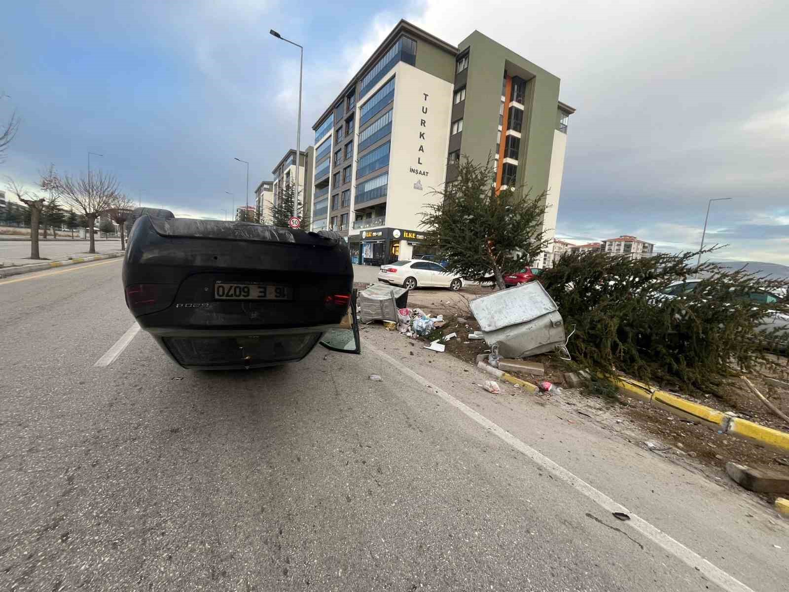 Kontrolden çıkan lüks otomobil ağaca çarpıp ters döndü: 1 yaralı