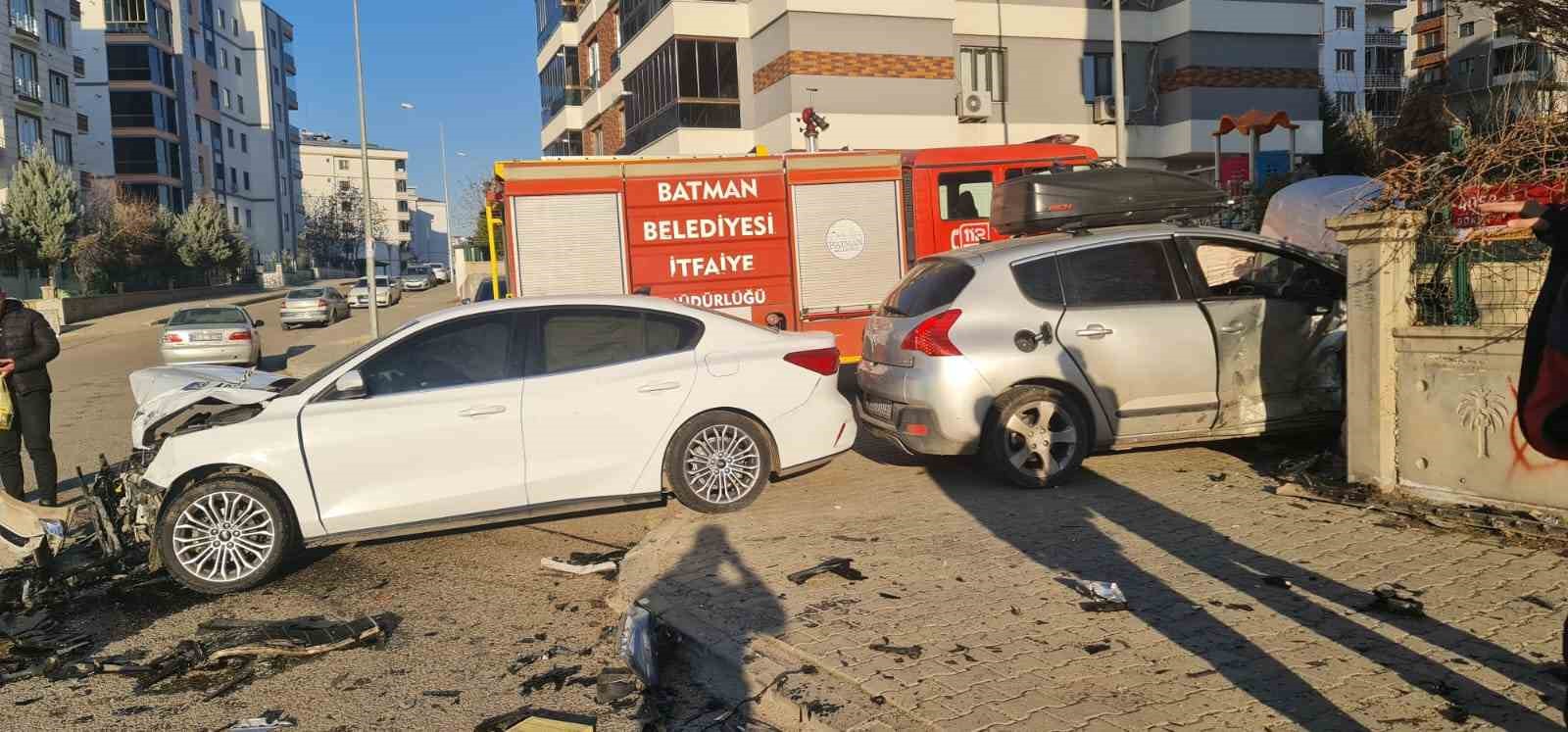 Batman’da iki otomobilin karıştığı kazada 2 kişi yaralandı