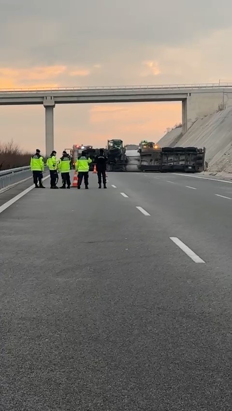 Tanker devrildi, Bursa İzmir otobanı trafiğe kapandı