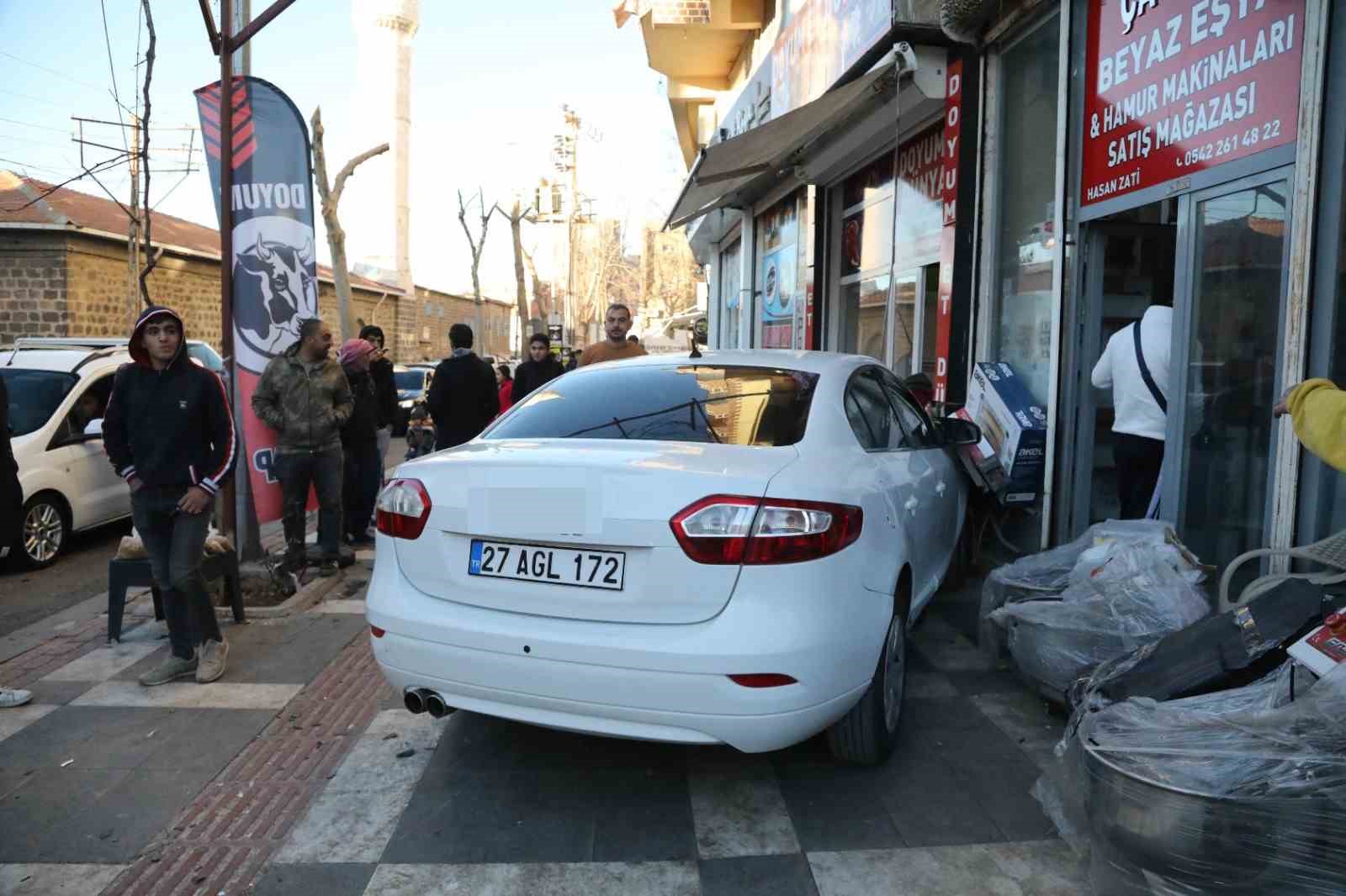 Kaza yaparak savrulan otomobilin çarptığı baba ve oğlu yaralandı