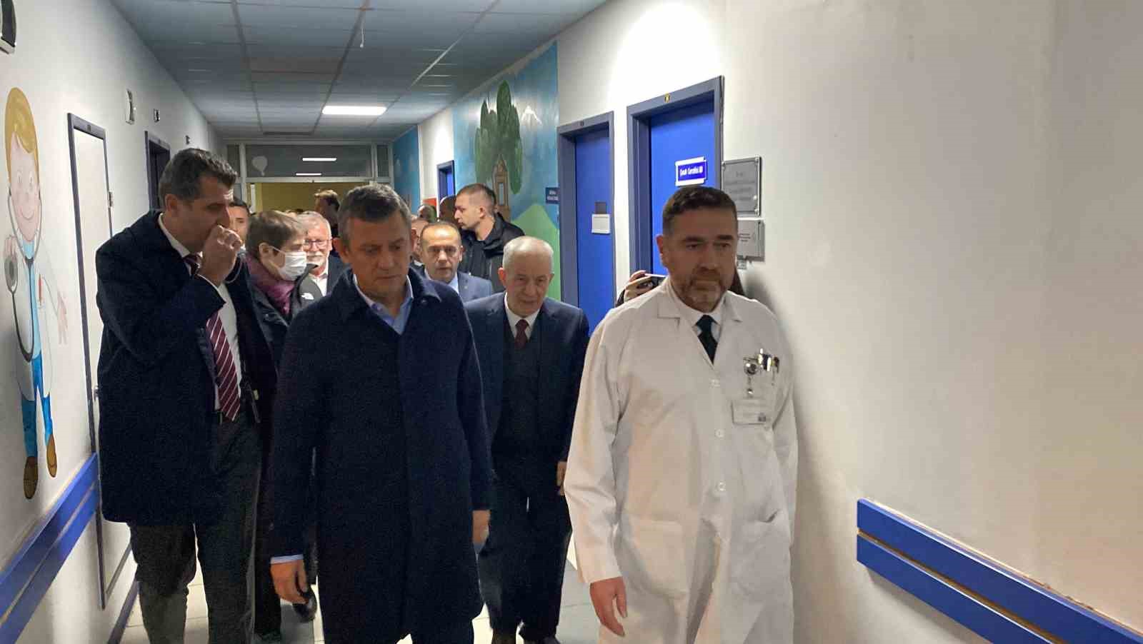 Özgür Özel, otel yangınında yaralananları hastanede ziyaret etti