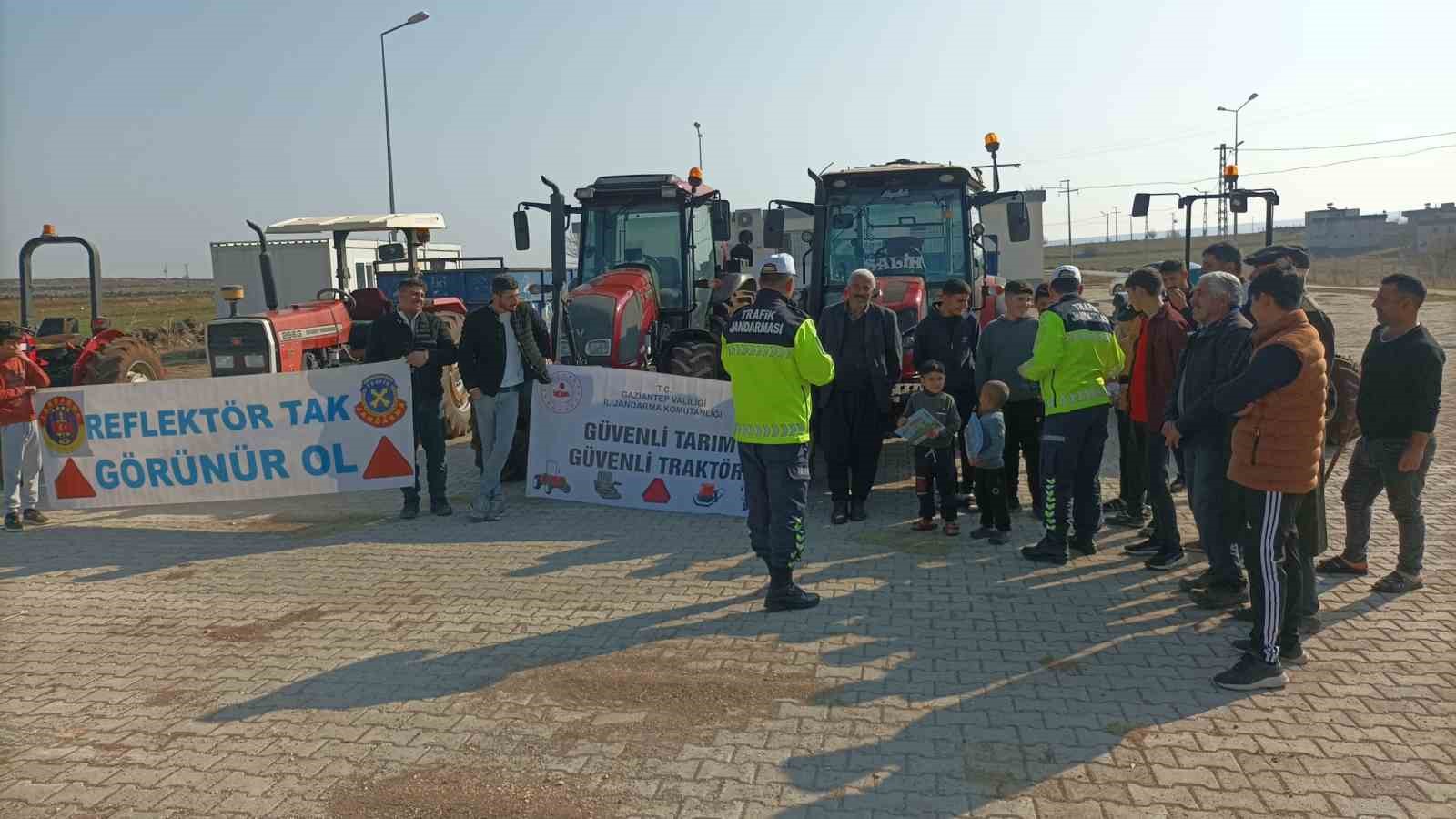 Jandarmadan 395 trakt&ouml;r s&uuml;r&uuml;c&uuml;s&uuml;ne g&uuml;venlik trafik ve g&uuml;venli tarım eğitimi
