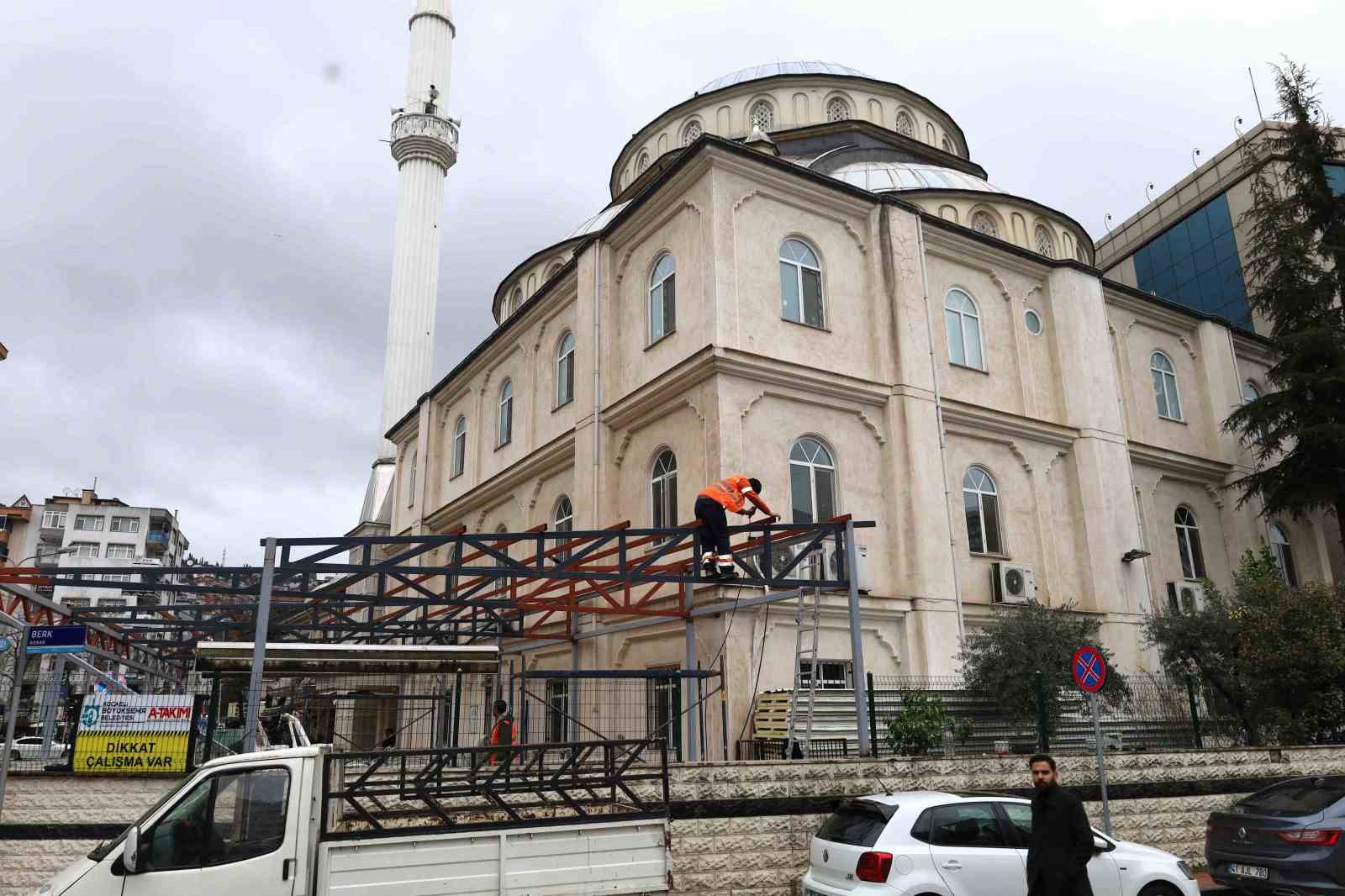 İzmit Eren Cami&rsquo;ne yeni sundurma
