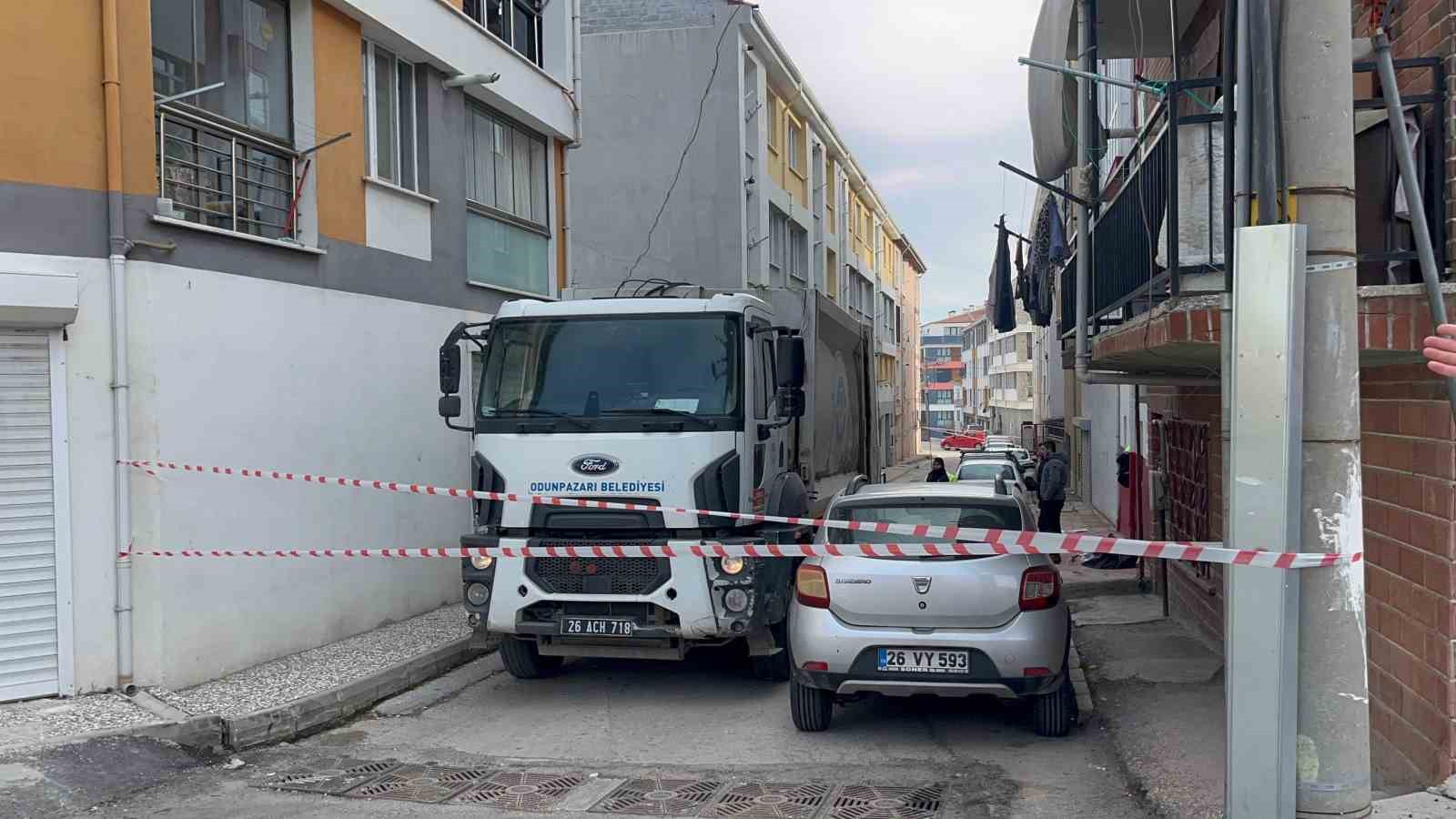 O &ccedil;&ouml;p ev yine temizleniyor
