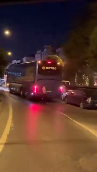 G&uuml;ng&ouml;ren&rsquo;de 16 yaşındaki &ccedil;ocuk otob&uuml;s ka&ccedil;ırdı, park halindeki ara&ccedil;lara &ccedil;arptı
