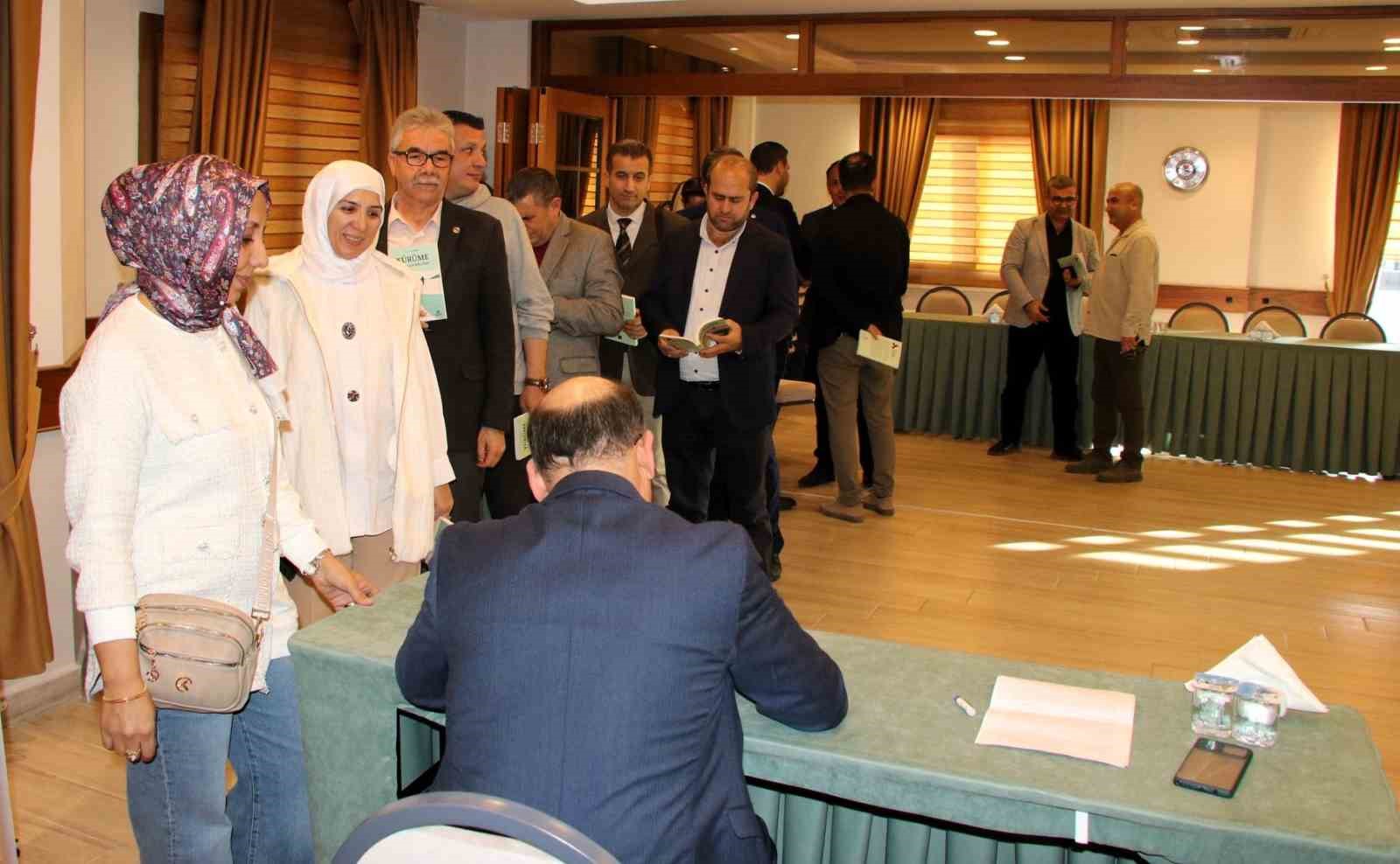 Eğitim-Bir-Sen Adana Şubesi eski başkanı yazdığı kitabını sendika binasında imza g&uuml;n&uuml; etkinliği yaptı
