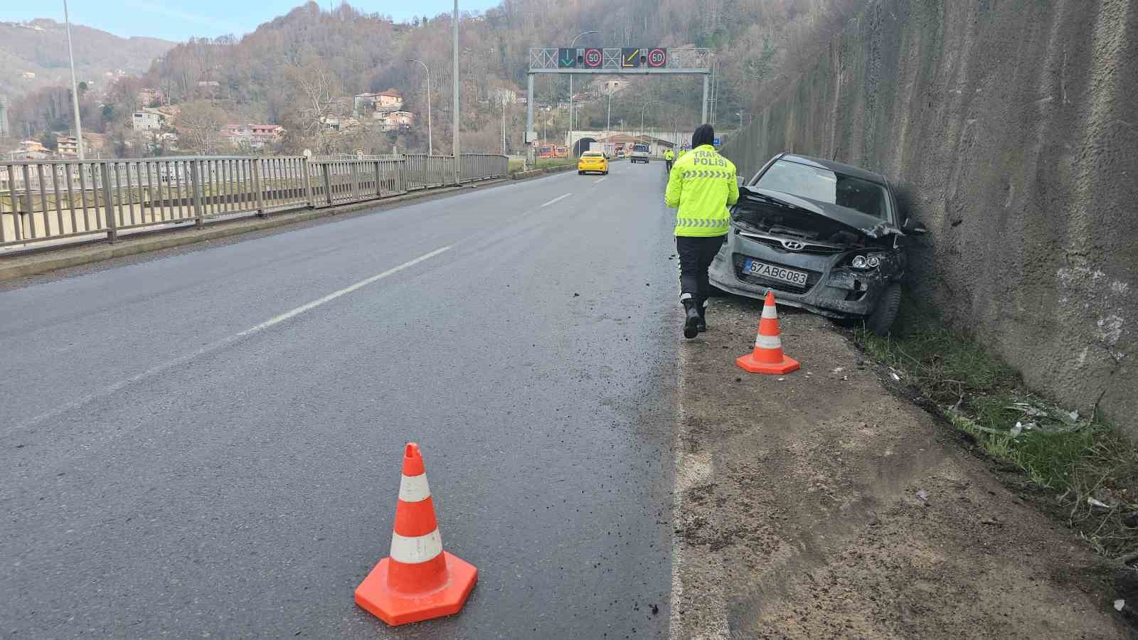 Ters yönde seyreden araca çarpmamak için kaza yaptı
