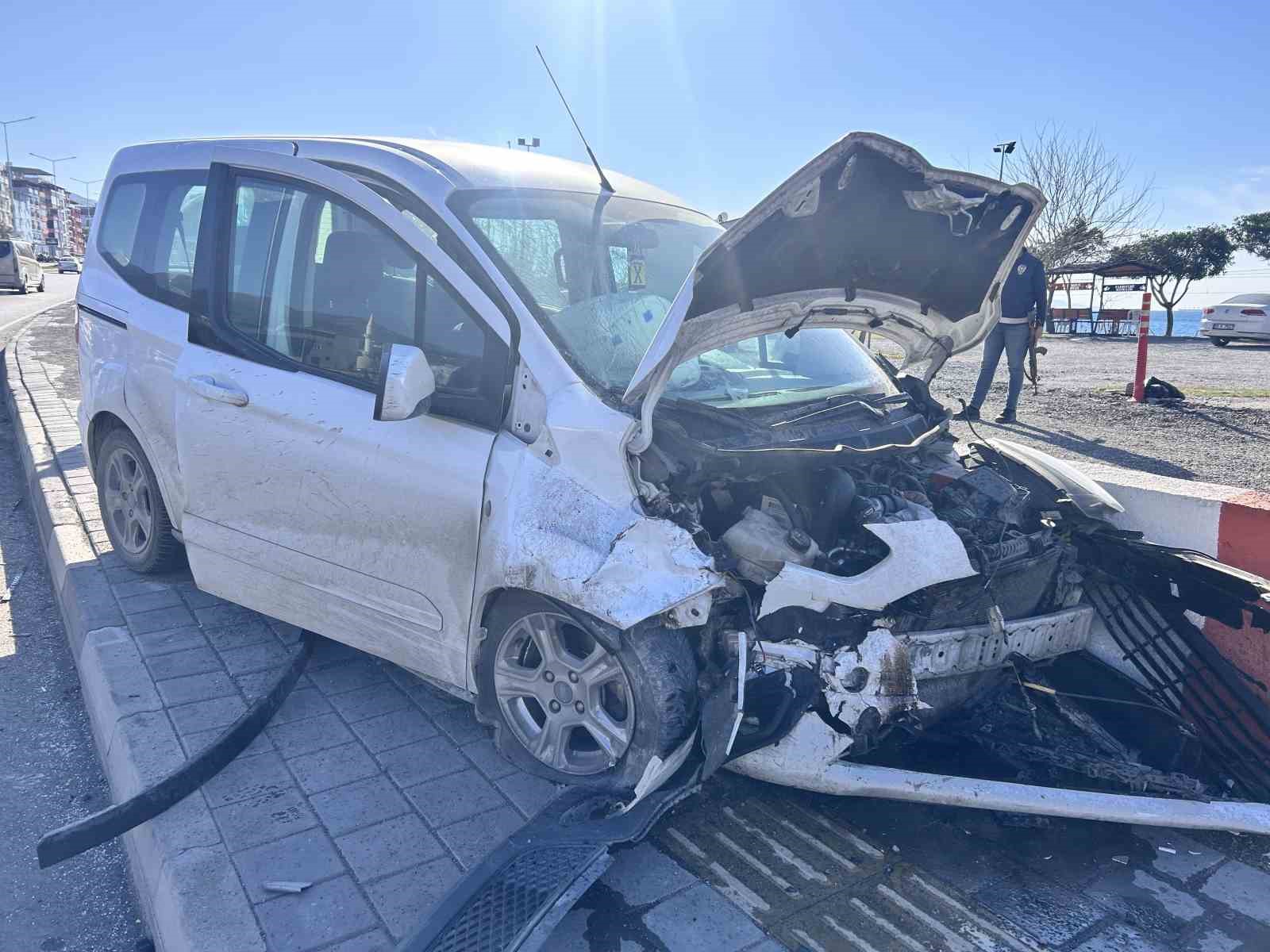 Hatay’da hafif ticari araç otomobille çarpıştı: 3 yaralı