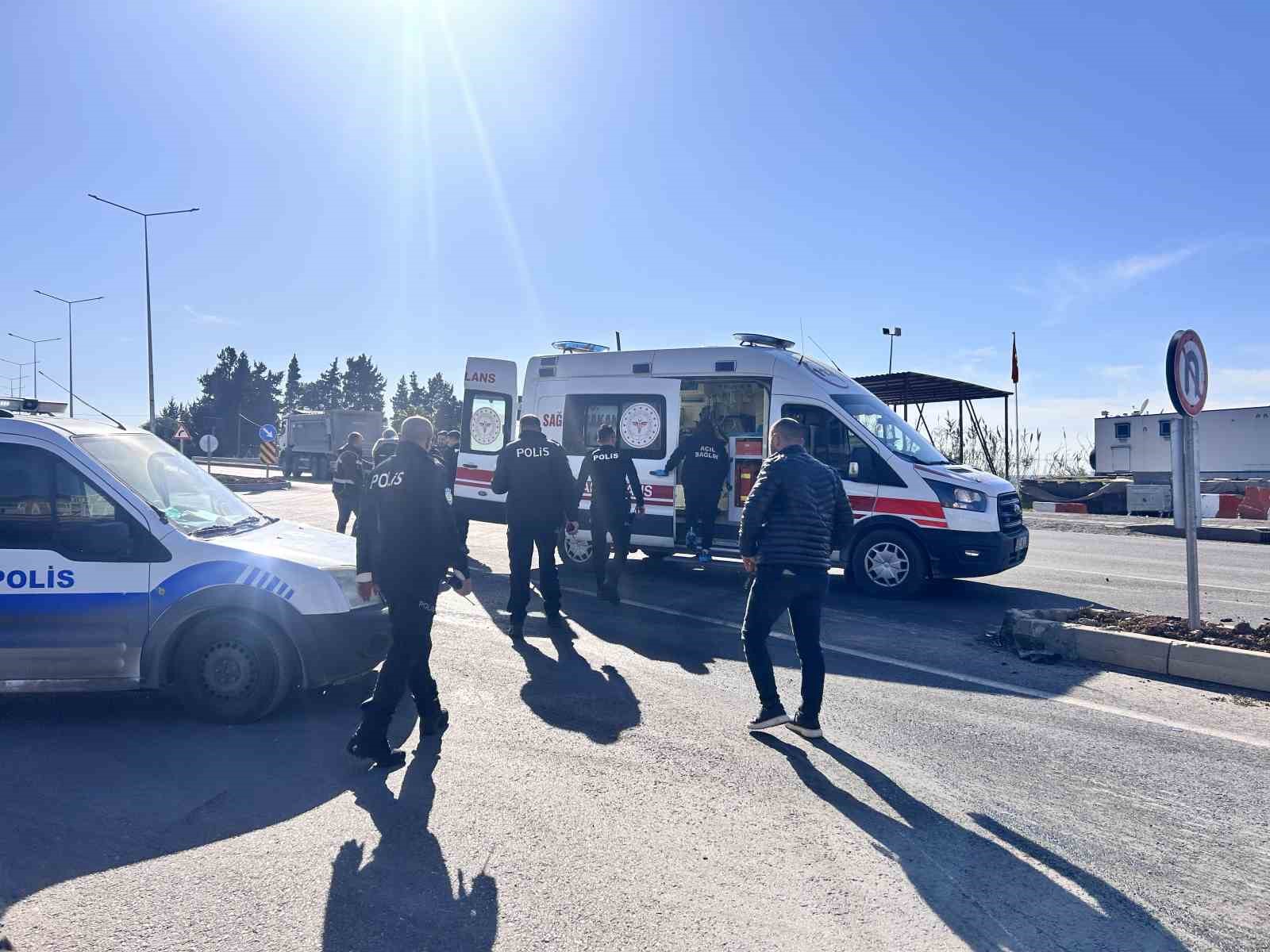 Hatay’da hafif ticari araç otomobille çarpıştı: 3 yaralı
