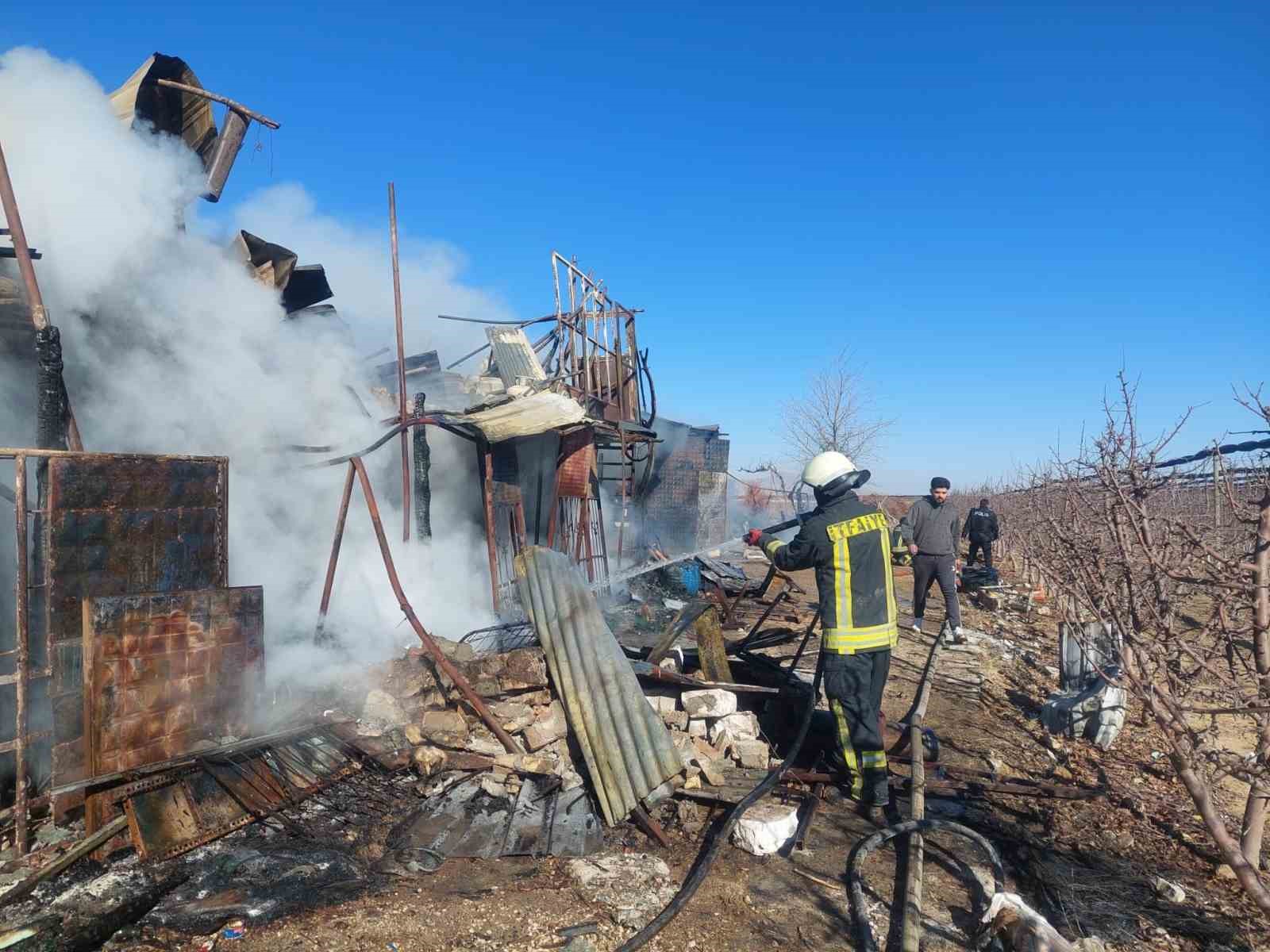 Karaman’da depo yangınında büyük çapta maddi hasar oluştu