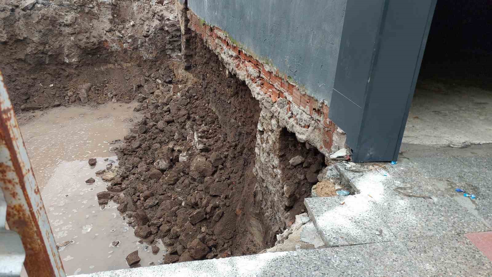 Balıkesir&rsquo;de temel kazma işlemi sırasında başka bir binanın temeli zarar g&ouml;rd&uuml;
