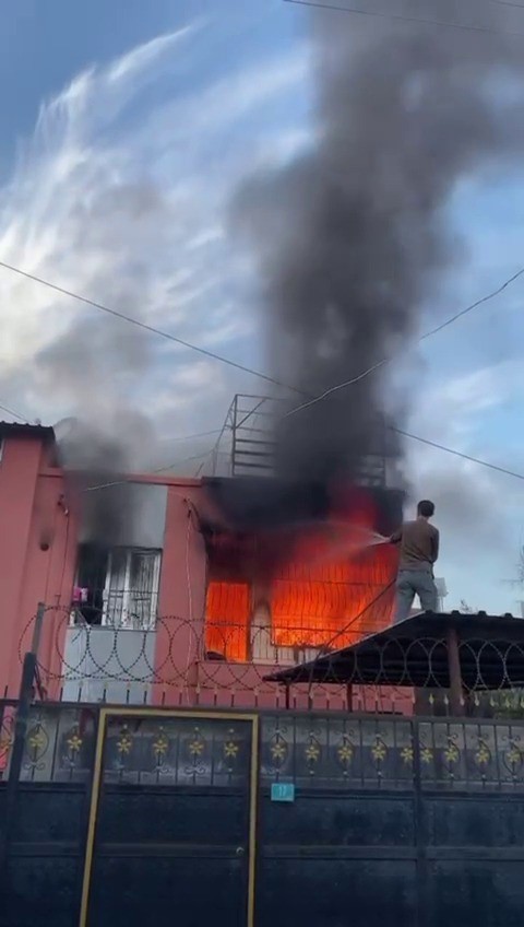 Alev alev yanan eve hortumla m&uuml;dahale
