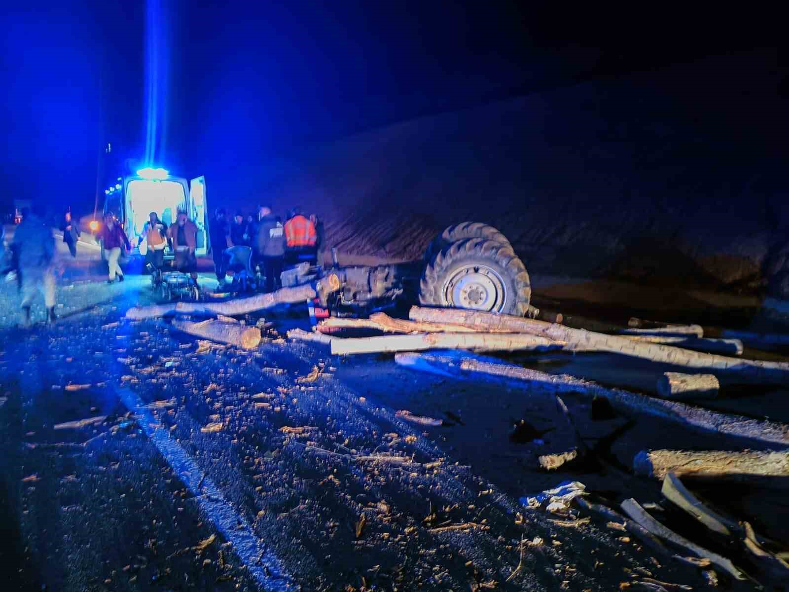 Odun y&uuml;kl&uuml; trakt&ouml;r ile &ccedil;arpışan tır alev alev yandı: 3 yaralı
