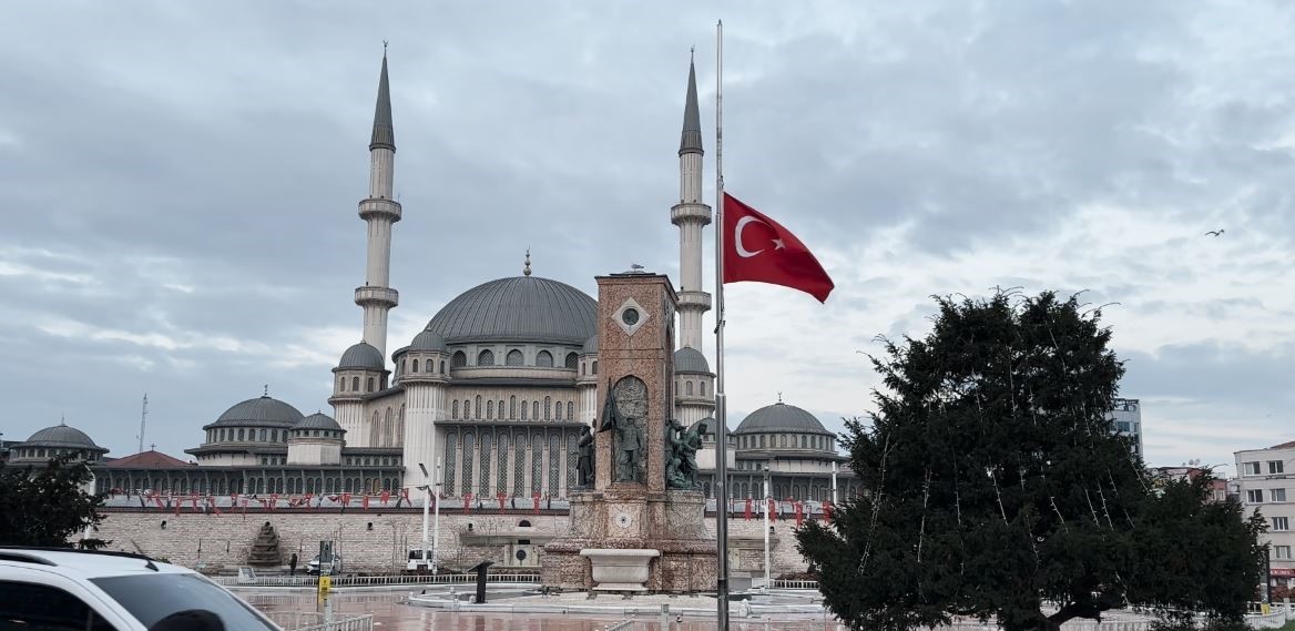 İstanbul’da milli yas nedeniyle bayraklar yarıya indirildi