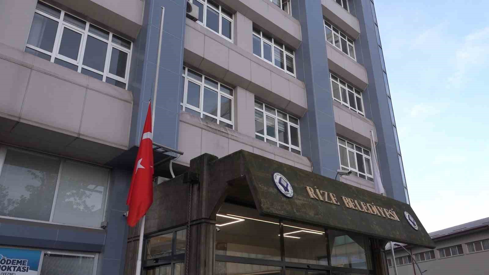 Milli yas nedeniyle bayraklar yarıya indirildi
