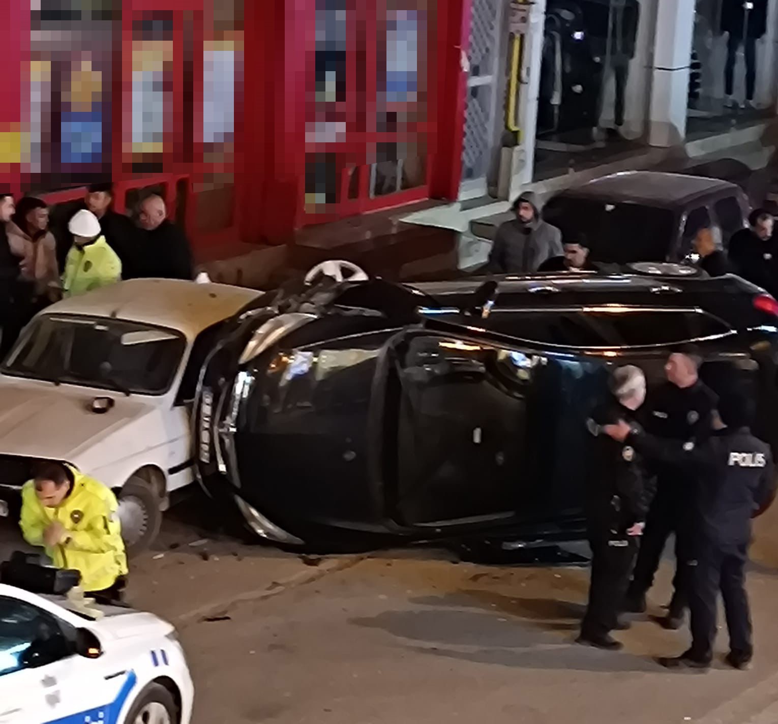 Park halindeki araçlara çarpan otomobil yan yattı