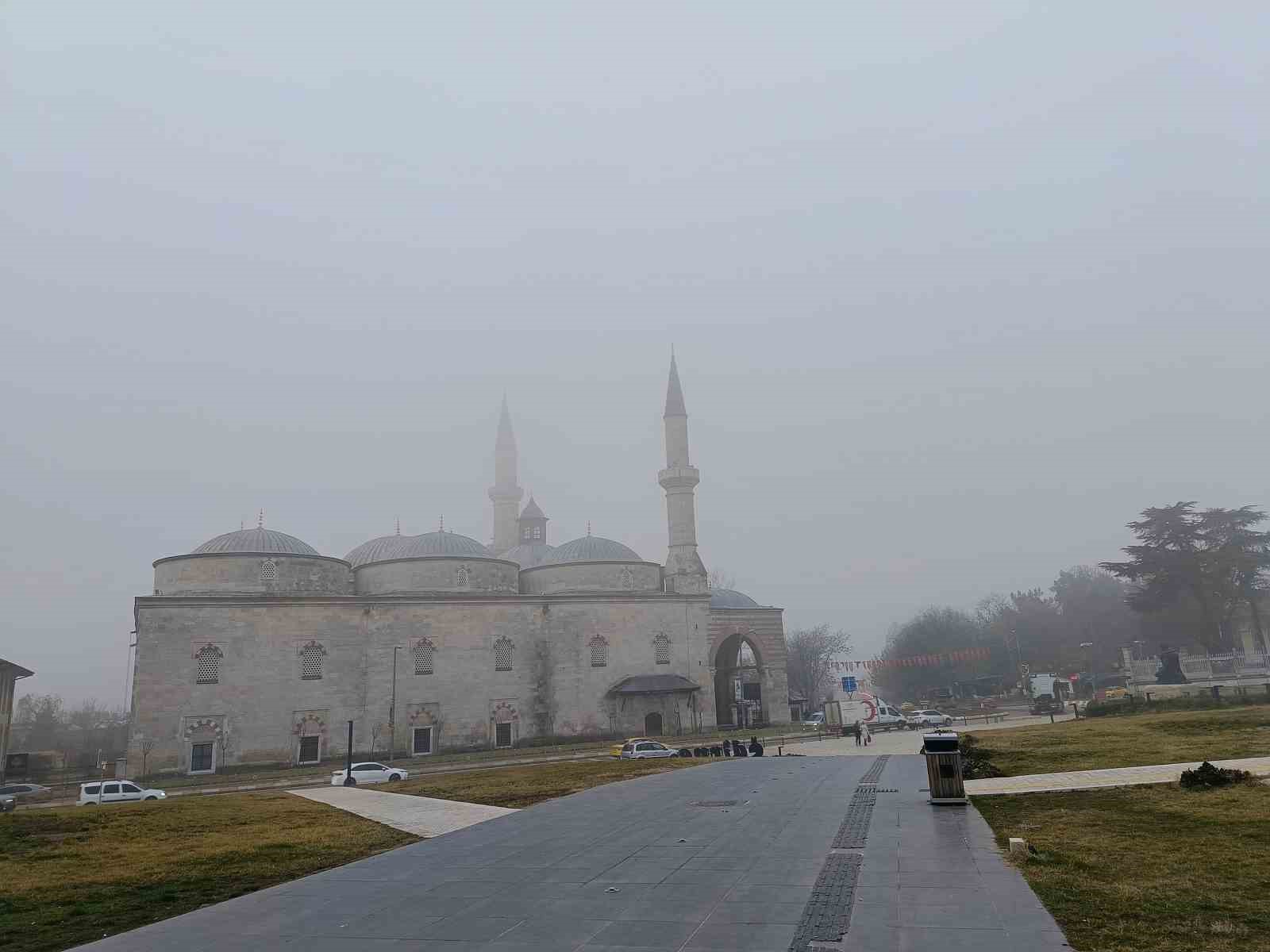 Edirne&rsquo;de sis etkili oldu, g&ouml;r&uuml;ş mesafesi d&uuml;şt&uuml;
