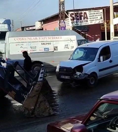 Elazığ’da kepçe ile hafif ticari araç çarpıştı