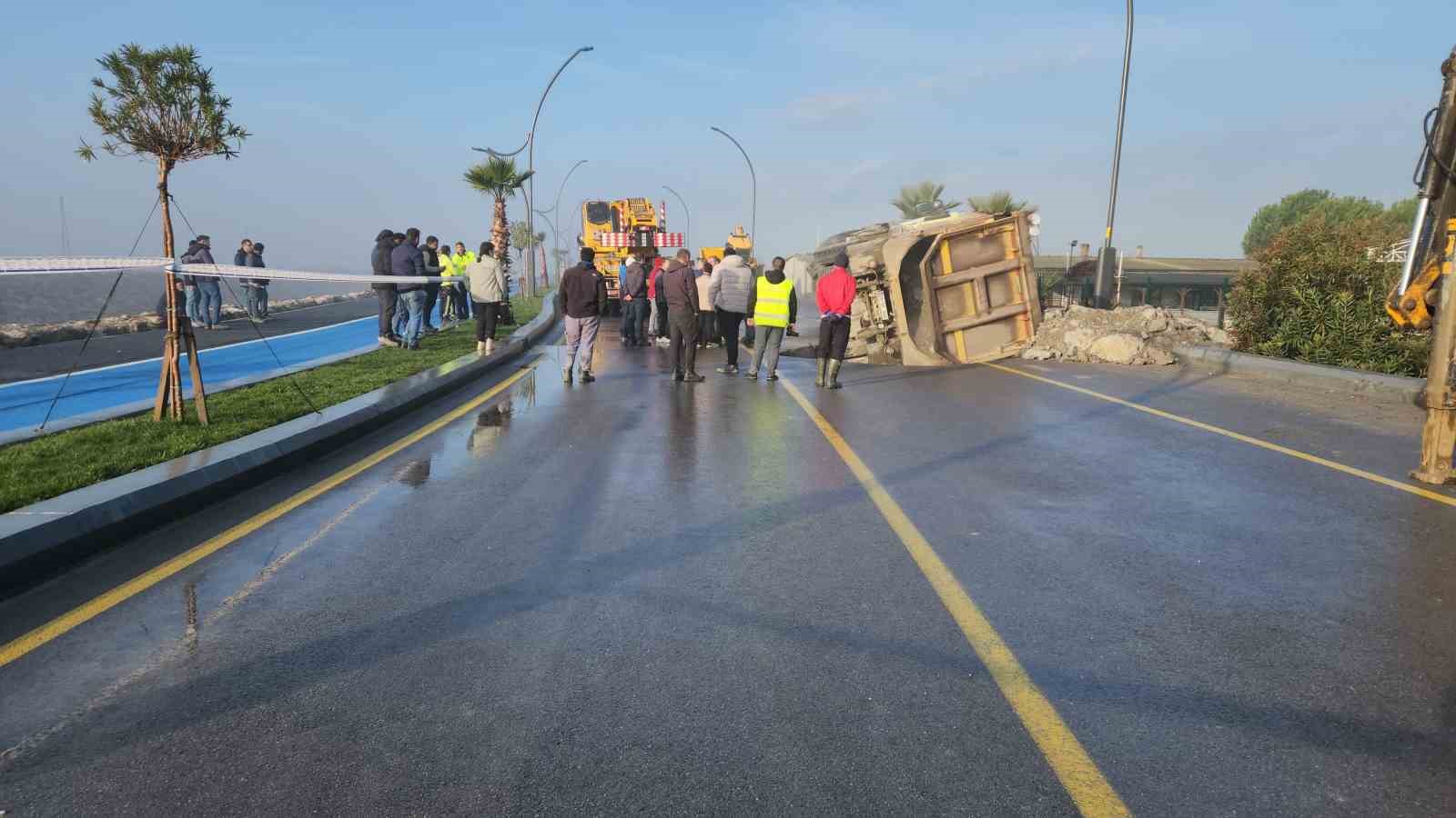 Balıkesir’de yol yarıldı, hafriyat kamyonu içine düştü
