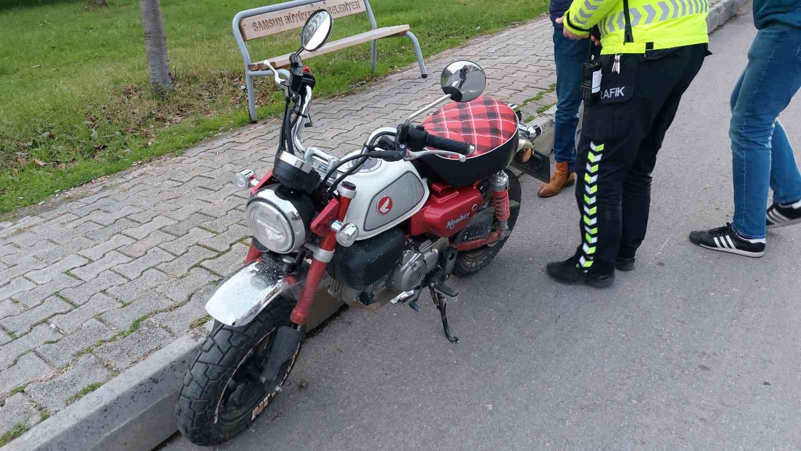 Sağlık çalışanı kadın, motosikletiyle karıştığı kazada yaralandı
