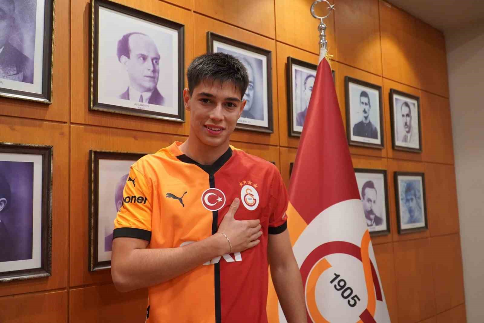 Galatasaray, genç futbolcu Berat Yılmaz’ın sözleşmesini uzattı