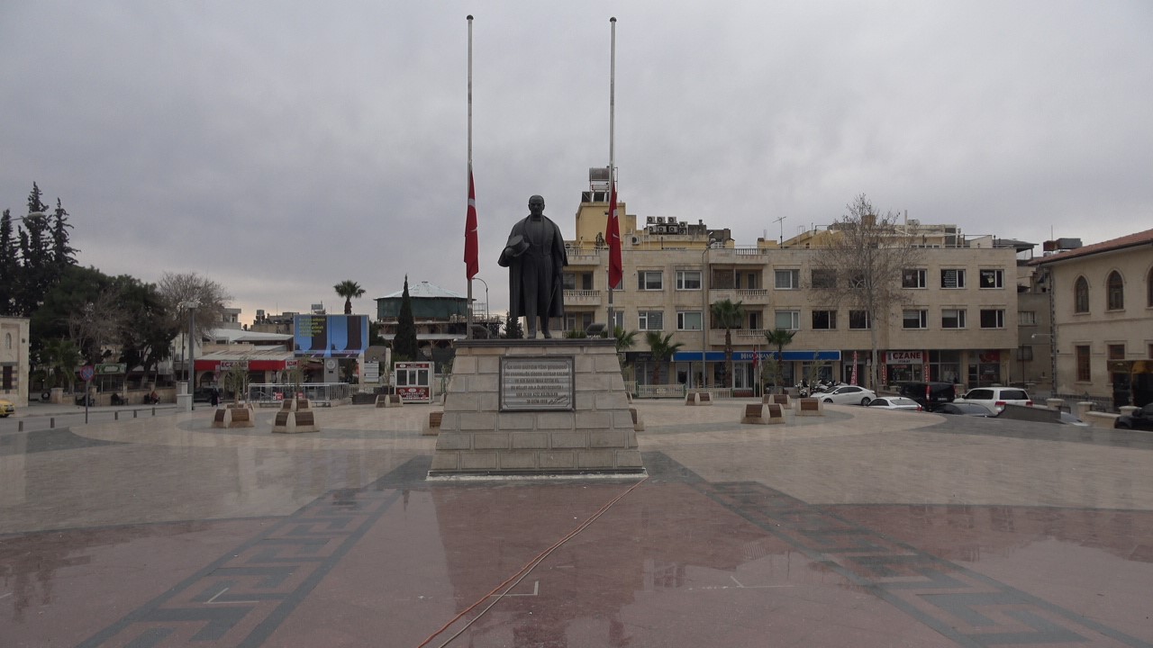 Sınırın sıfır noktasındaki Kilis’te bayraklar yarıya indirildi