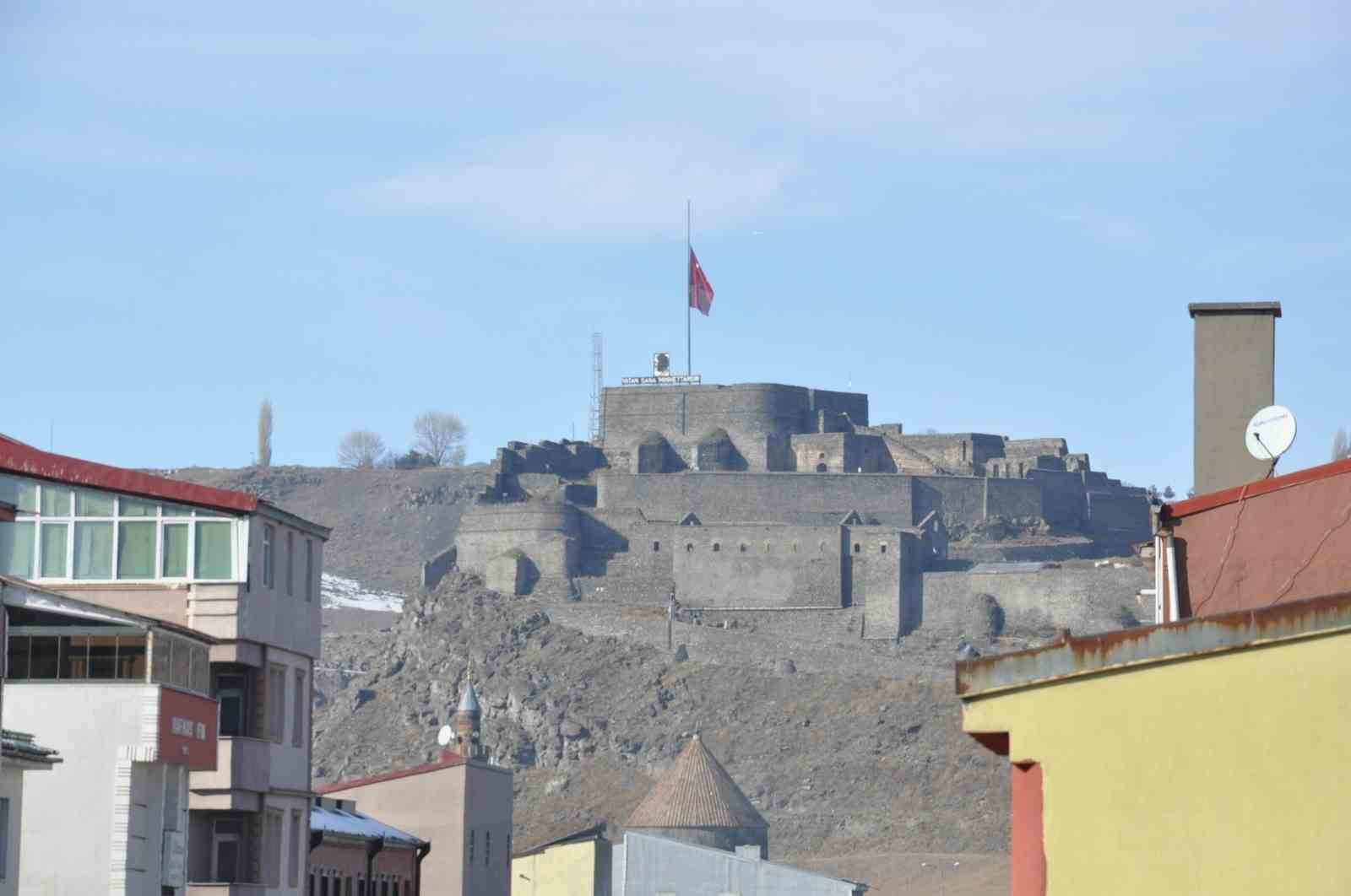 Kars’ta bayraklar yarıya indirildi