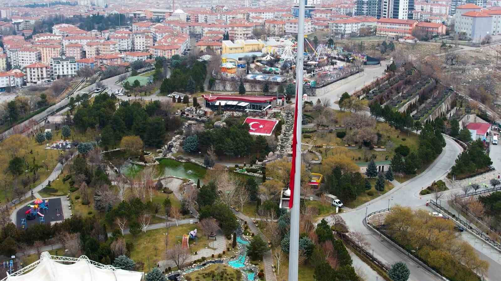 Ankara’da milli yas nedeniyle yarıya indirilen bayraklar havadan görüntülendi
