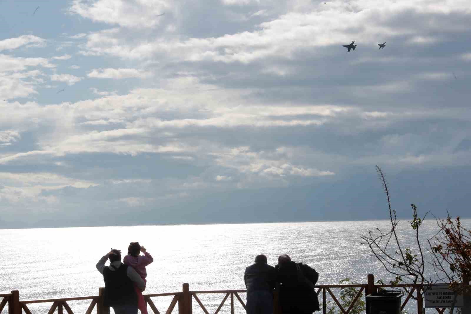 SoloTürk’ten Antalya semalarında deniz üstü eğitim uçuşu