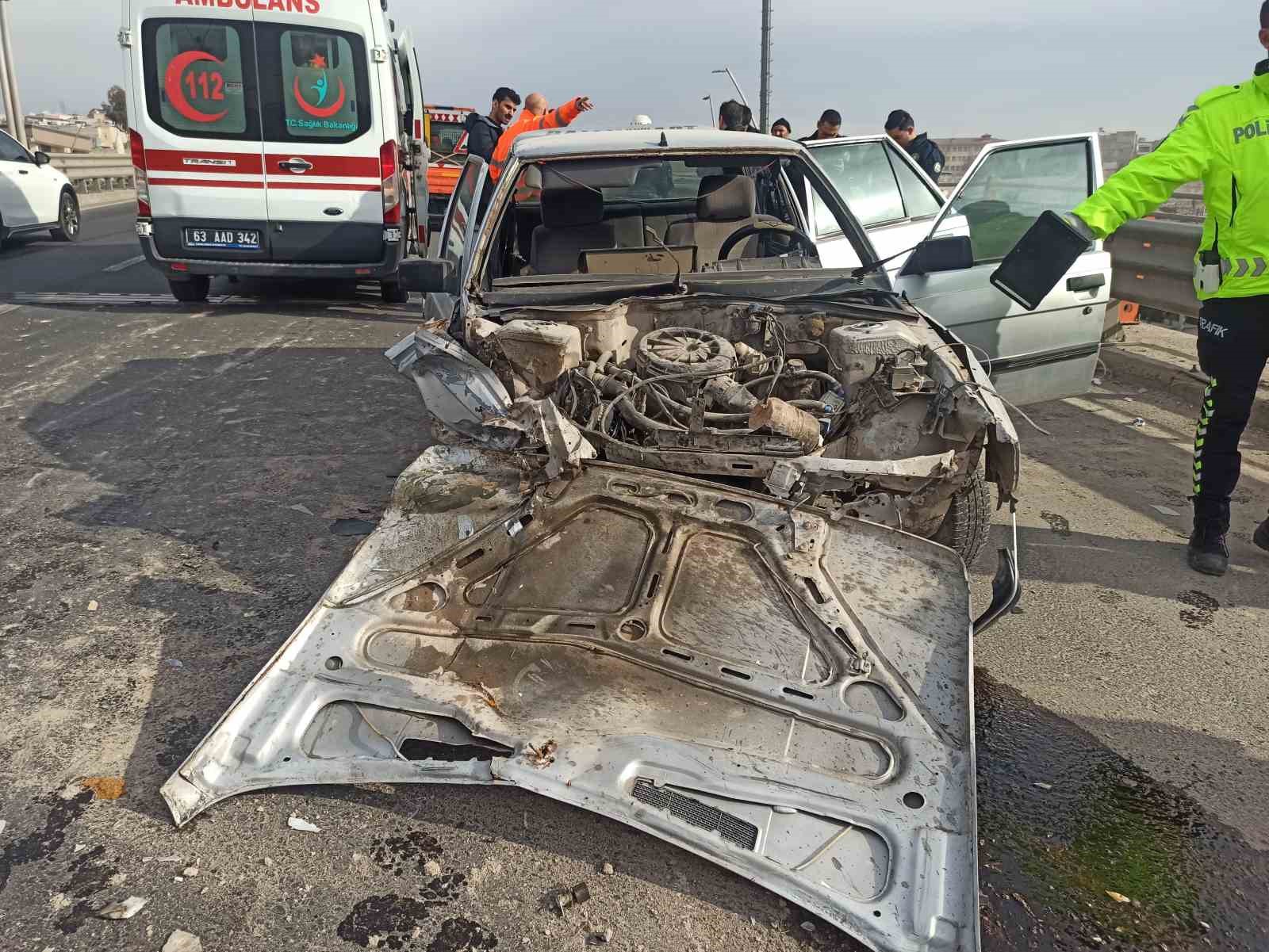 Şanlıurfa’da otomobil bariyerlere çarptı: 2 yaralı