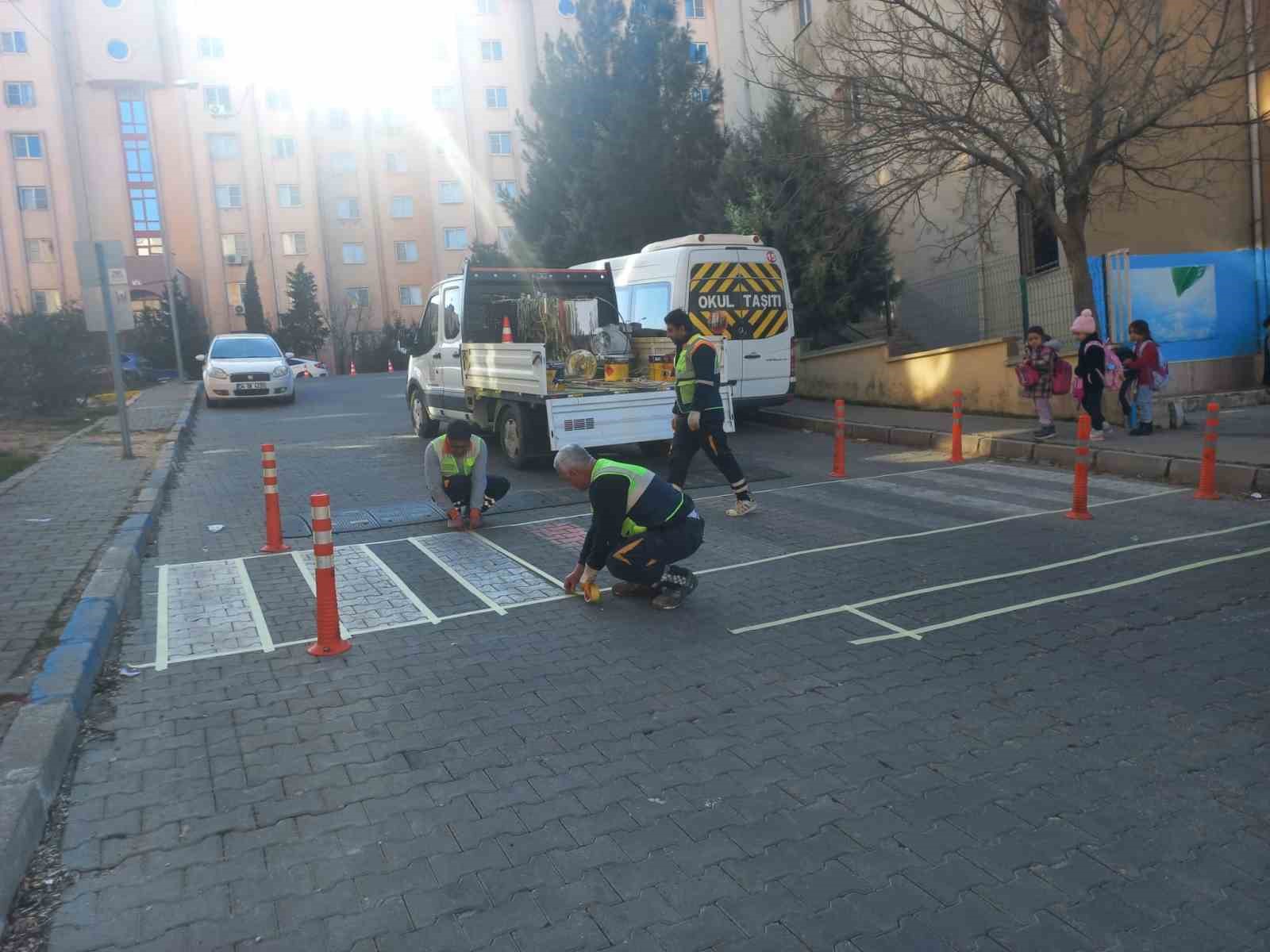 Mardin Büyükşehir Belediyesi, okul bölgelerinde trafik ve yaya güvenliğini artırıyor