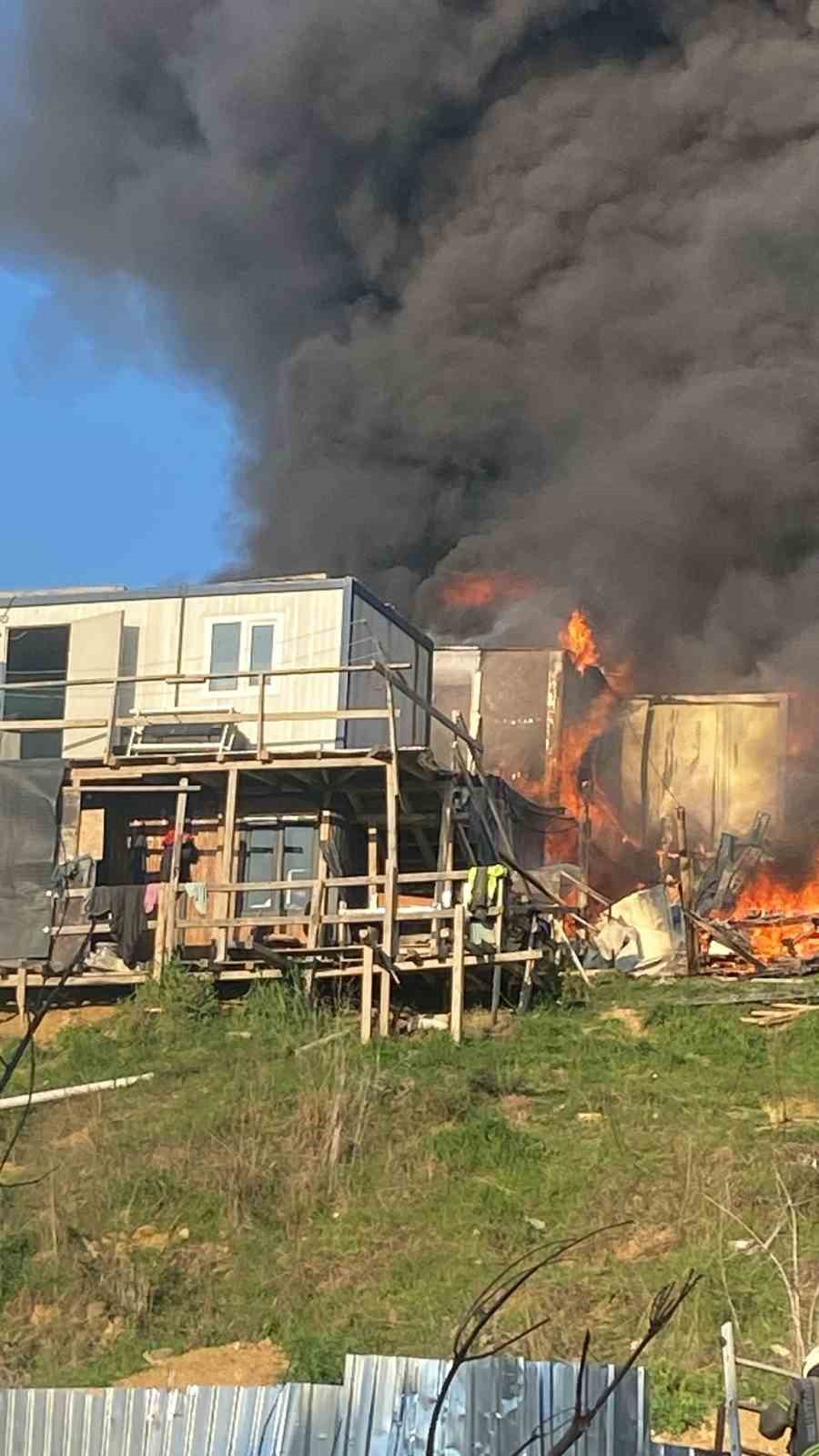 Üsküdar’da işçilerin kaldığı konteynerlerde yangın çıktı. Olay yerine çok sayıda itfaiye ekibi sevk edildi.
