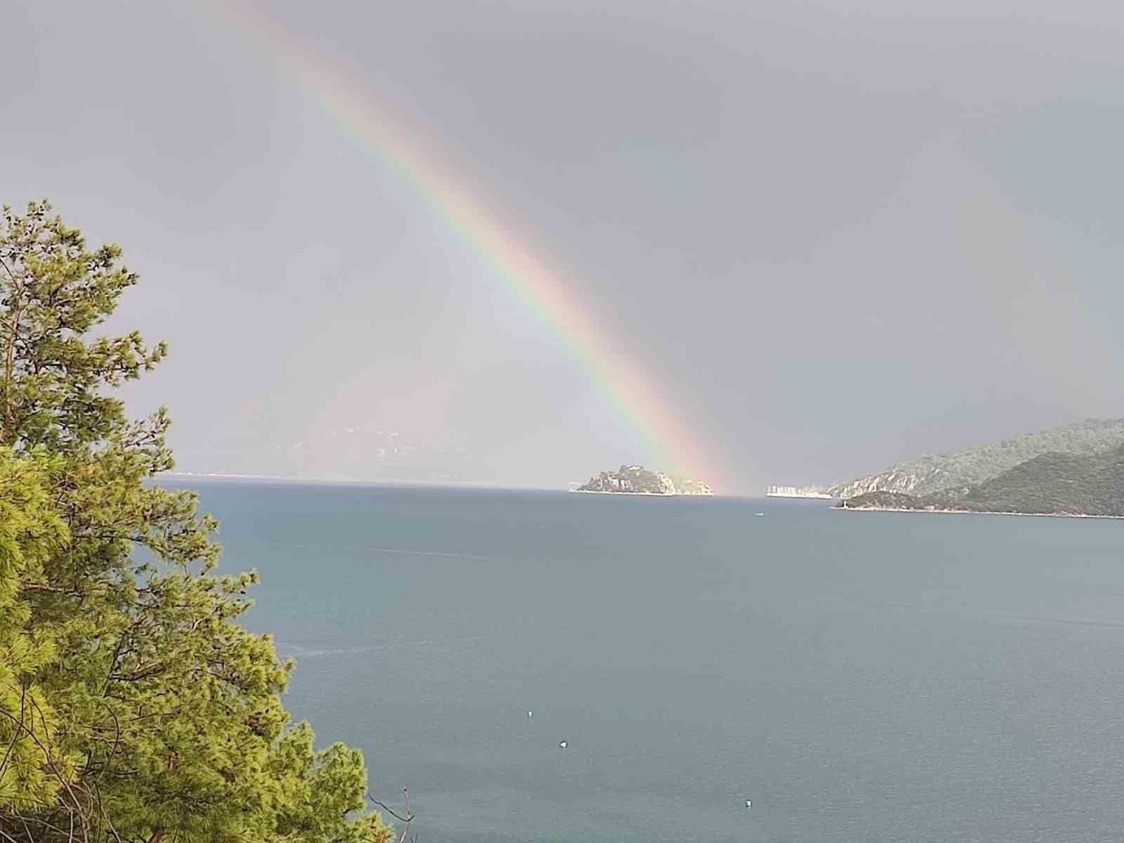 Marmaris’te yağışla birlikte oluşan gökkuşağı mest etti