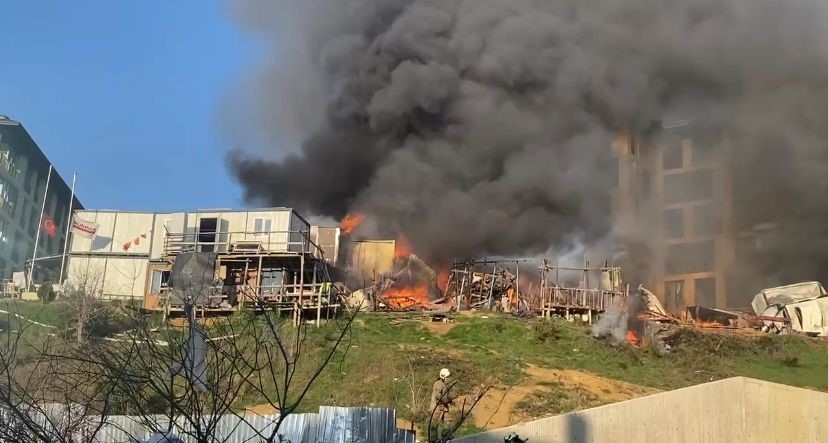 Üsküdar’da işçilerin kaldığı konteynerler alev alev yandı
