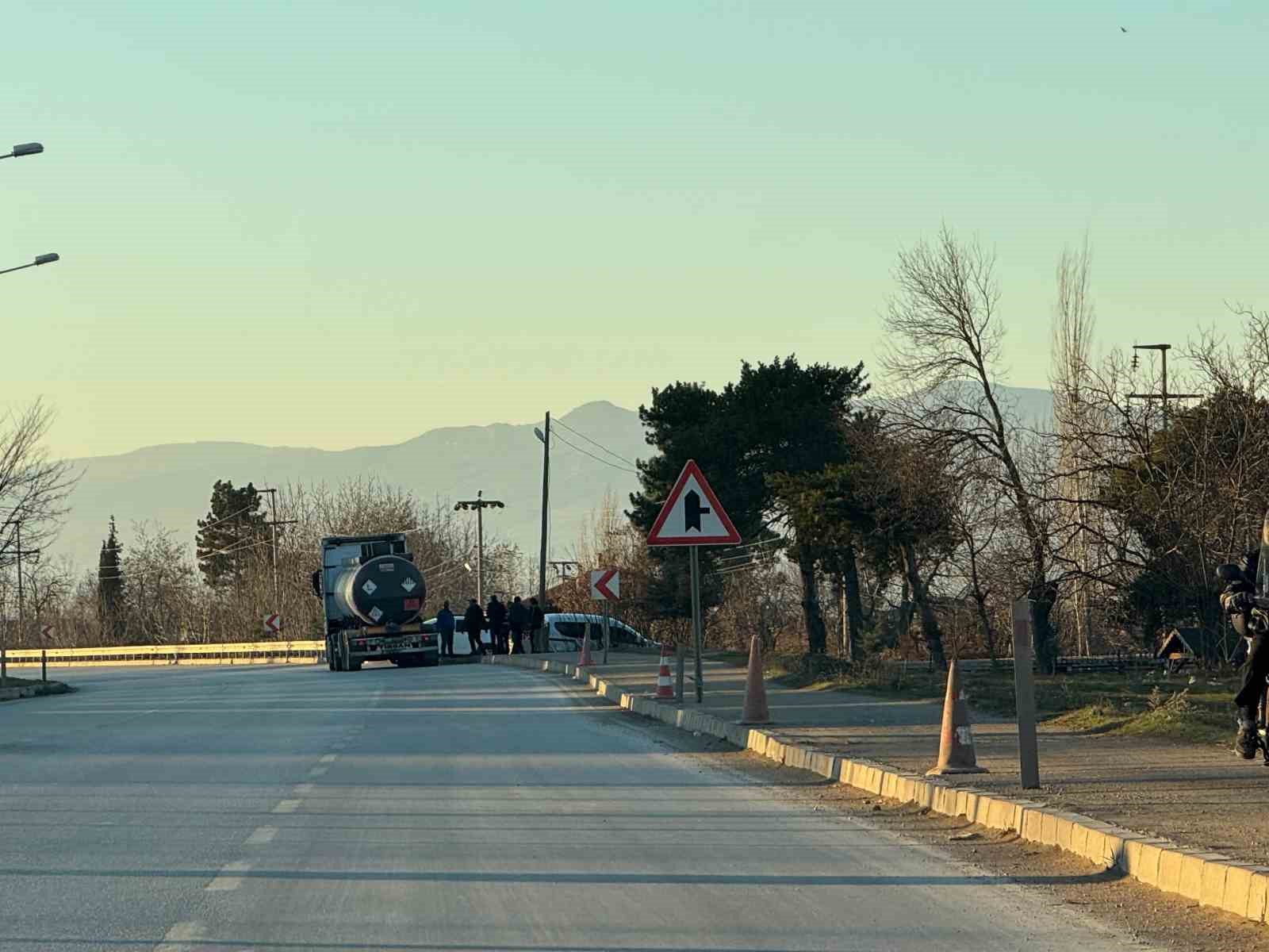 Erbaa’da zift yüklü tırın dorsesinde 2 kaçak göçmen yakalandı