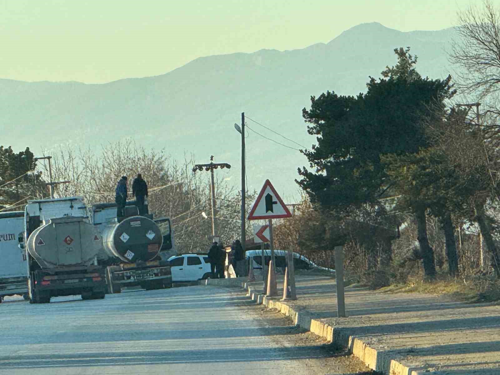 Erbaa’da zift yüklü tırın dorsesinde 2 kaçak göçmen yakalandı
