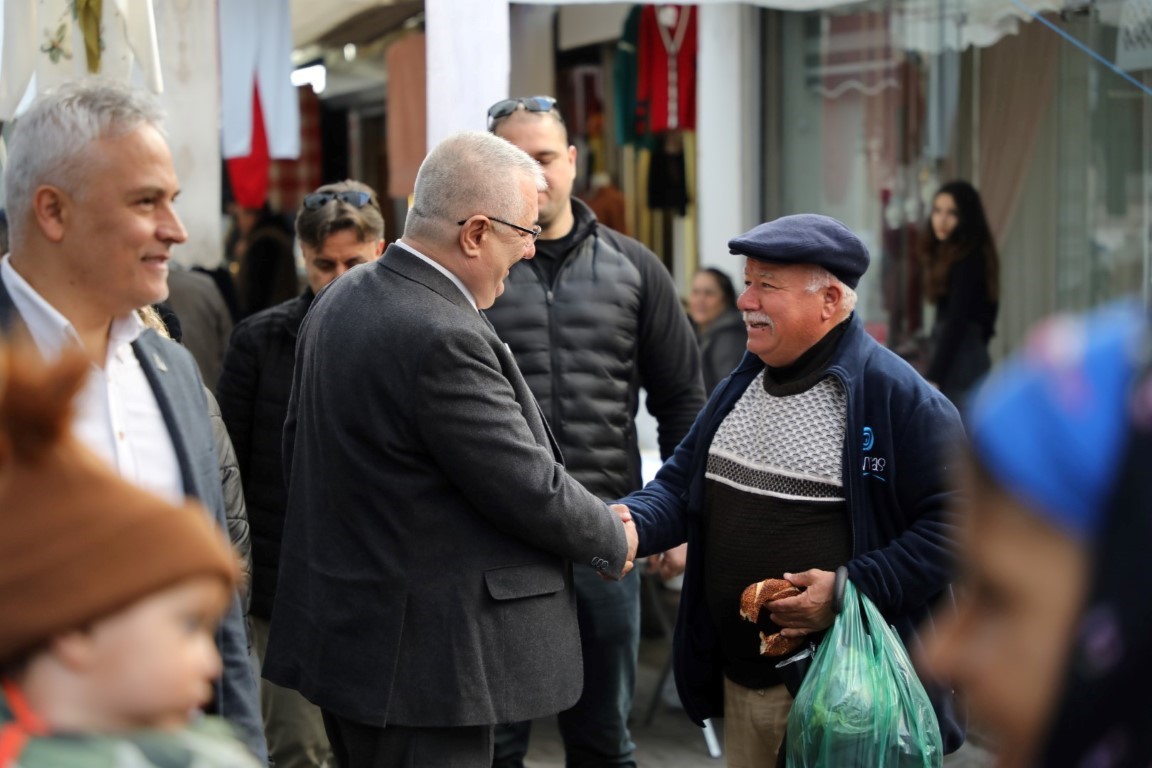 Başkan Ertaş Çarşamba Pazarında esnafı ziyaret etti
