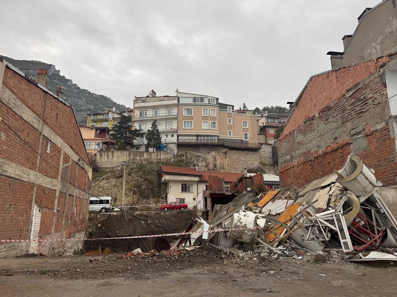 Isparta&rsquo;da &ccedil;&ouml;ken 3 katlı binanın enkazı &ouml;n&uuml;nde 5 g&uuml;nl&uuml;k altın n&ouml;beti
