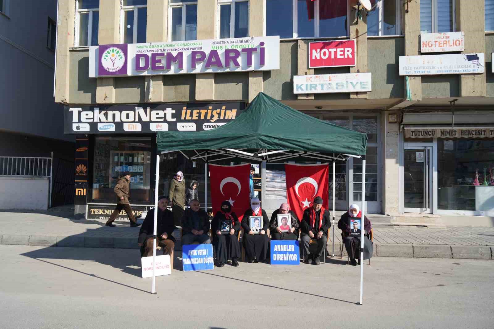 Muş’ta ailelerin evlat nöbeti devam ediyor