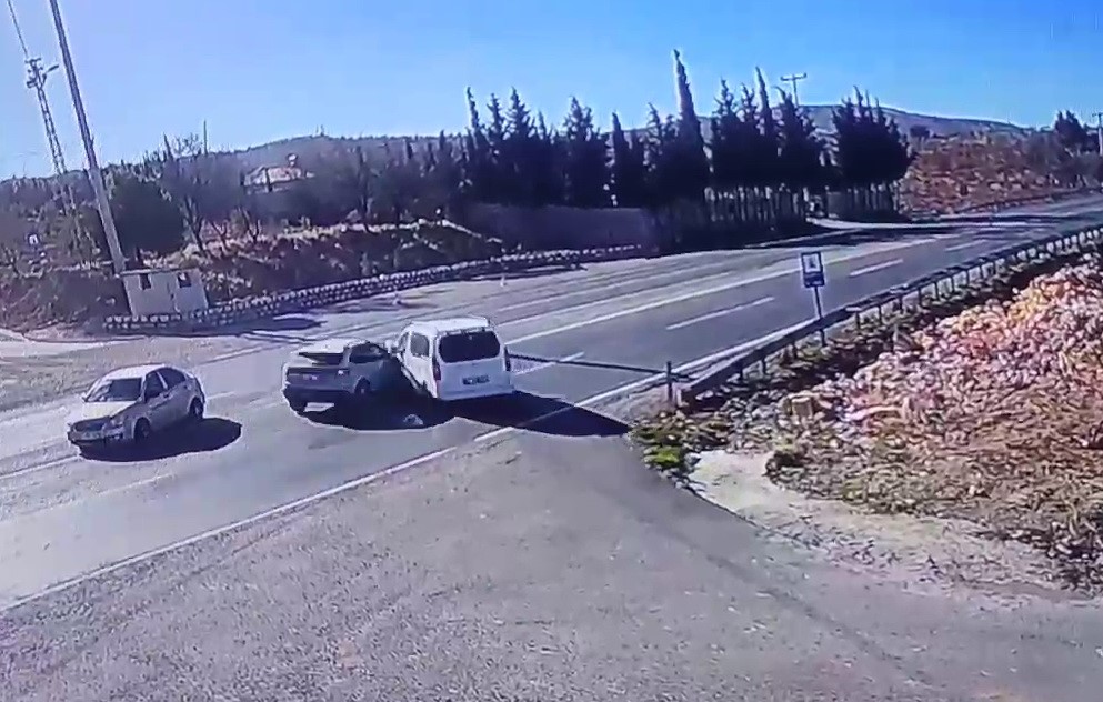 Adıyaman&rsquo;da 2 aracın &ccedil;arpışma anı kameralara yansıdı
