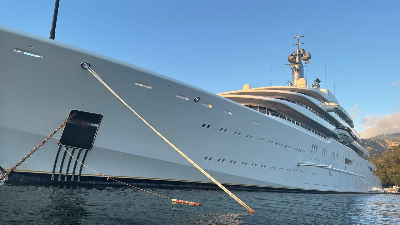 Rus milyarderin 1,2 milyar dolarlık yatı 3 yıldır Marmaris’te demirli