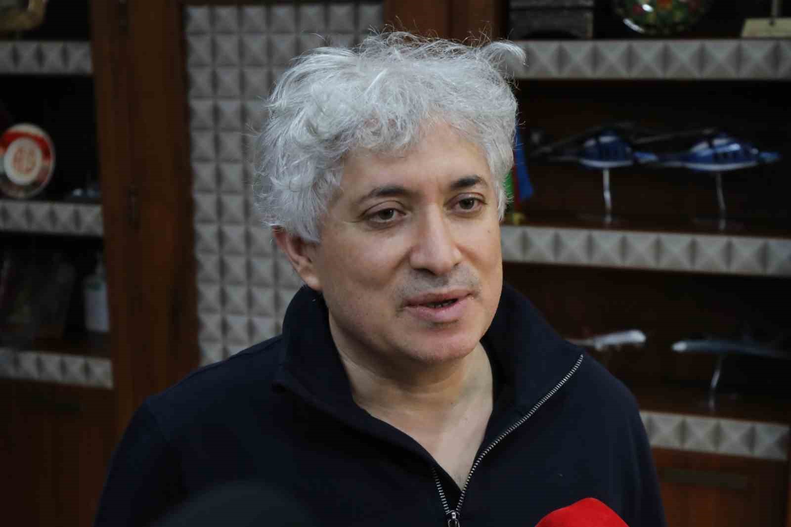 T&uuml;rkiye&rsquo;nin ilk y&uuml;z nakilli hastası Uğur Acar, 13&rsquo;&uuml;nc&uuml; yılını pasta keserek kutladı
