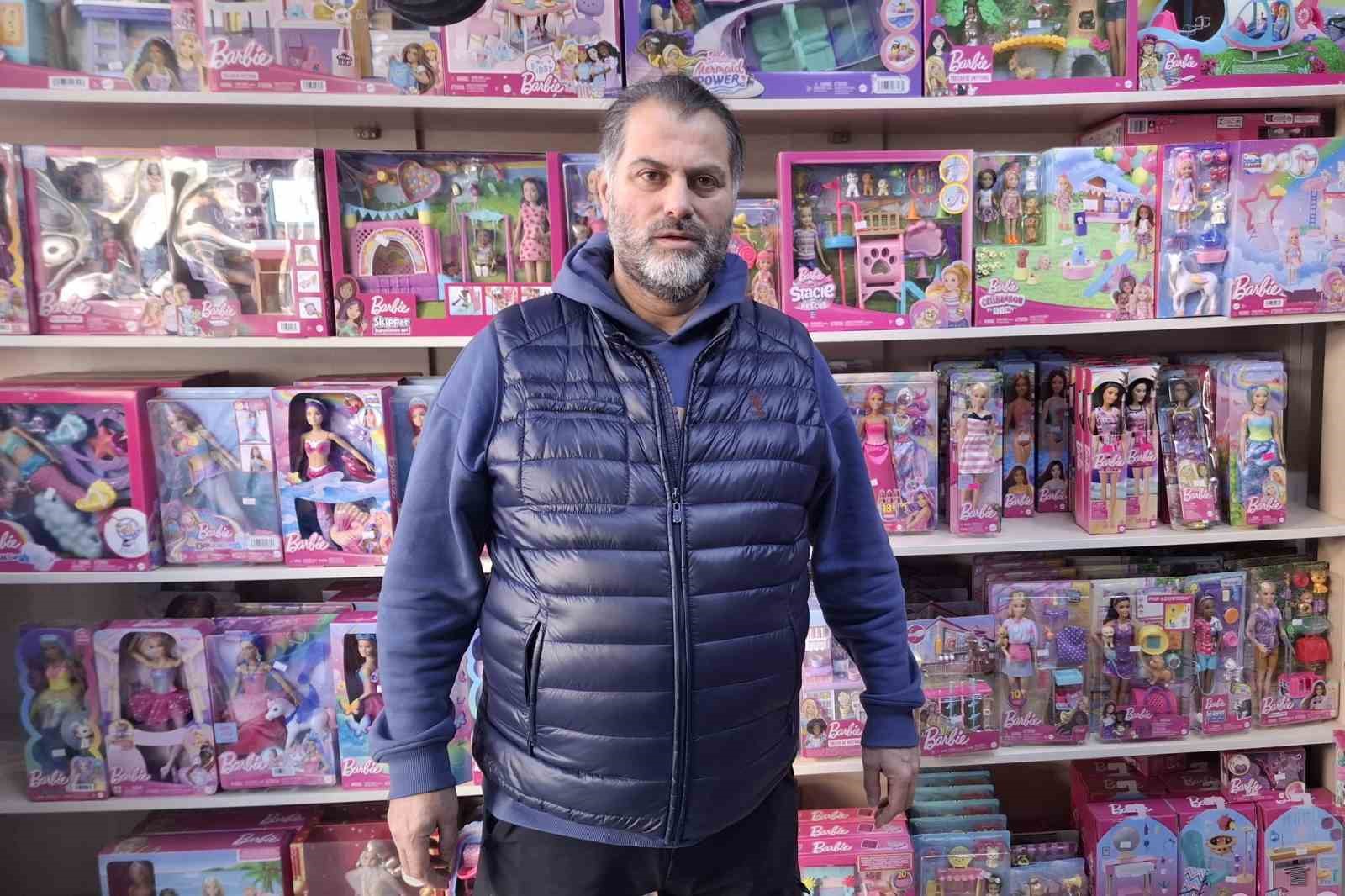 Karnelerini alan &ccedil;ocuklara ailelerden oyuncak hediyesi
