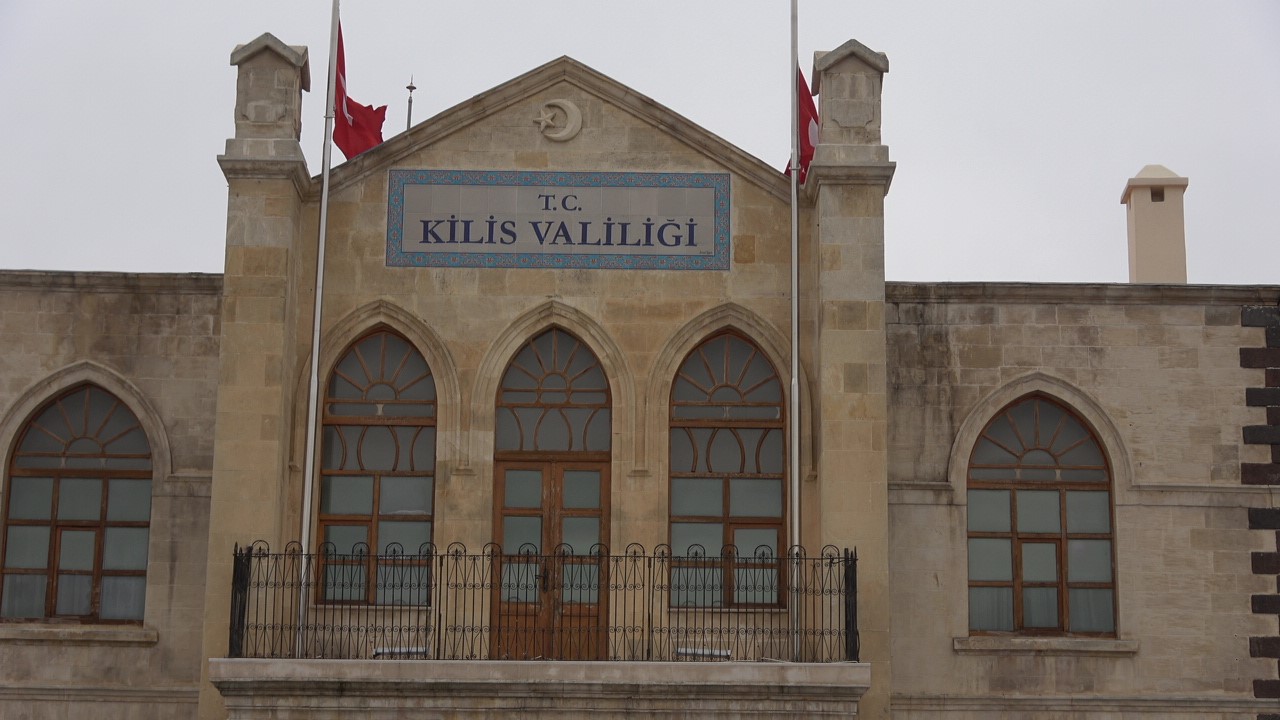 Sınırın sıfır noktasındaki Kilis’te bayraklar yarıya indirildi