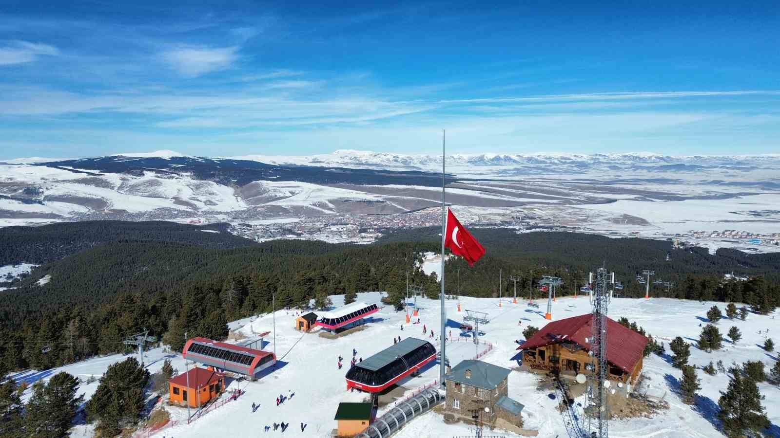 Kars&rsquo;ta bayraklar yarıya indirildi
