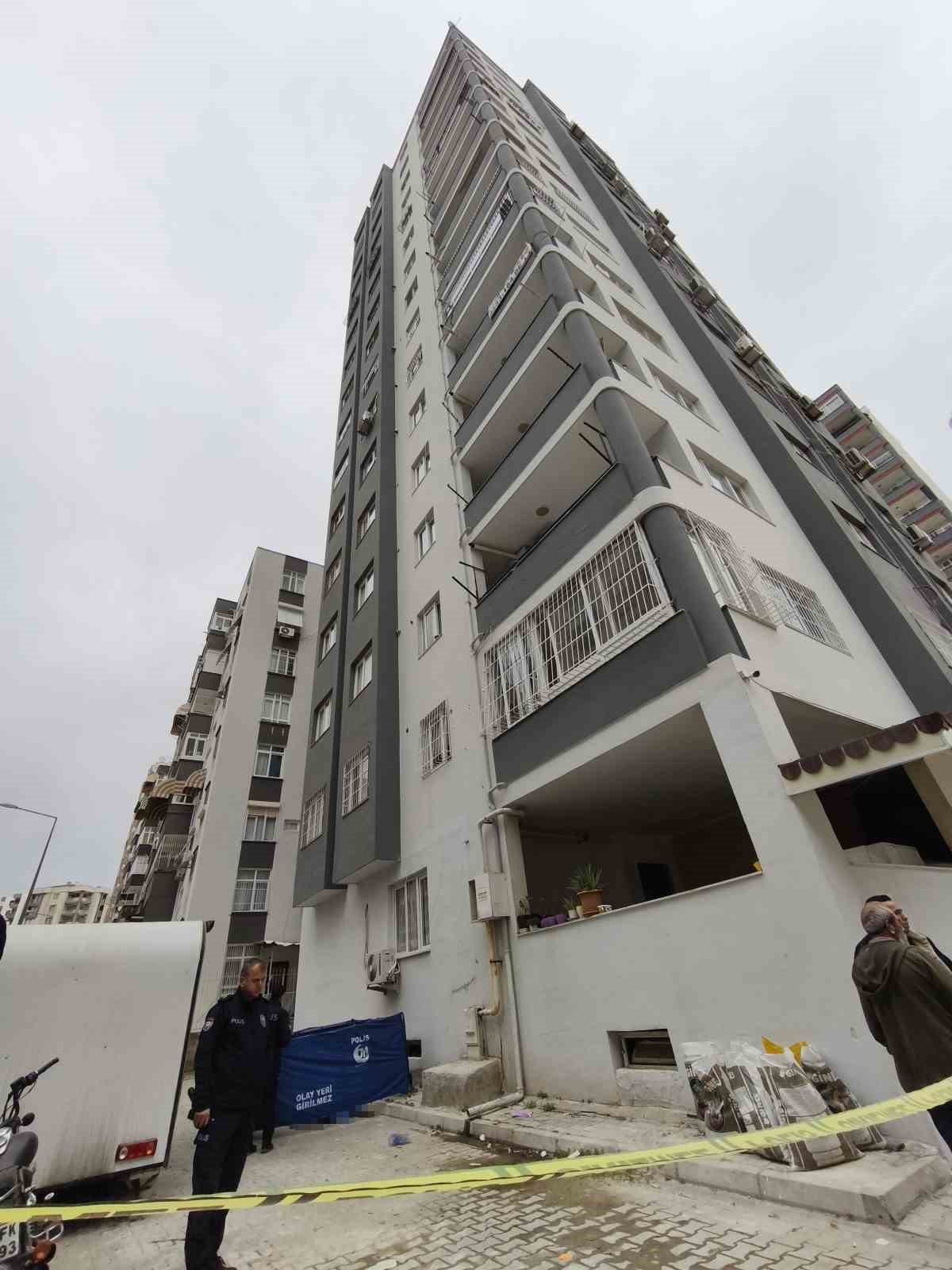Cam silerken 13. kattan d&uuml;şen kadın hayatını kaybetti
